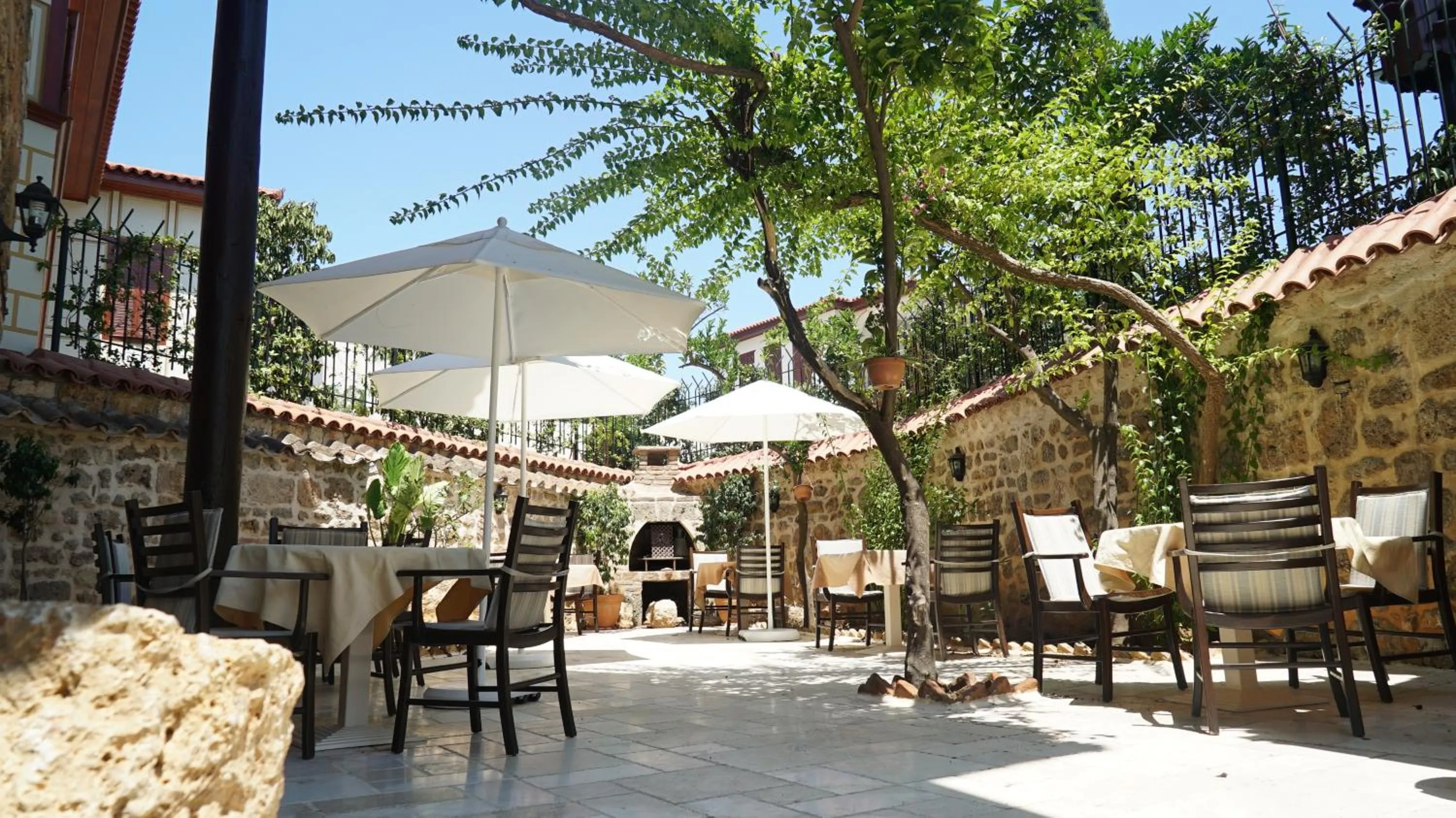 Patio in Atelya Art Hotel