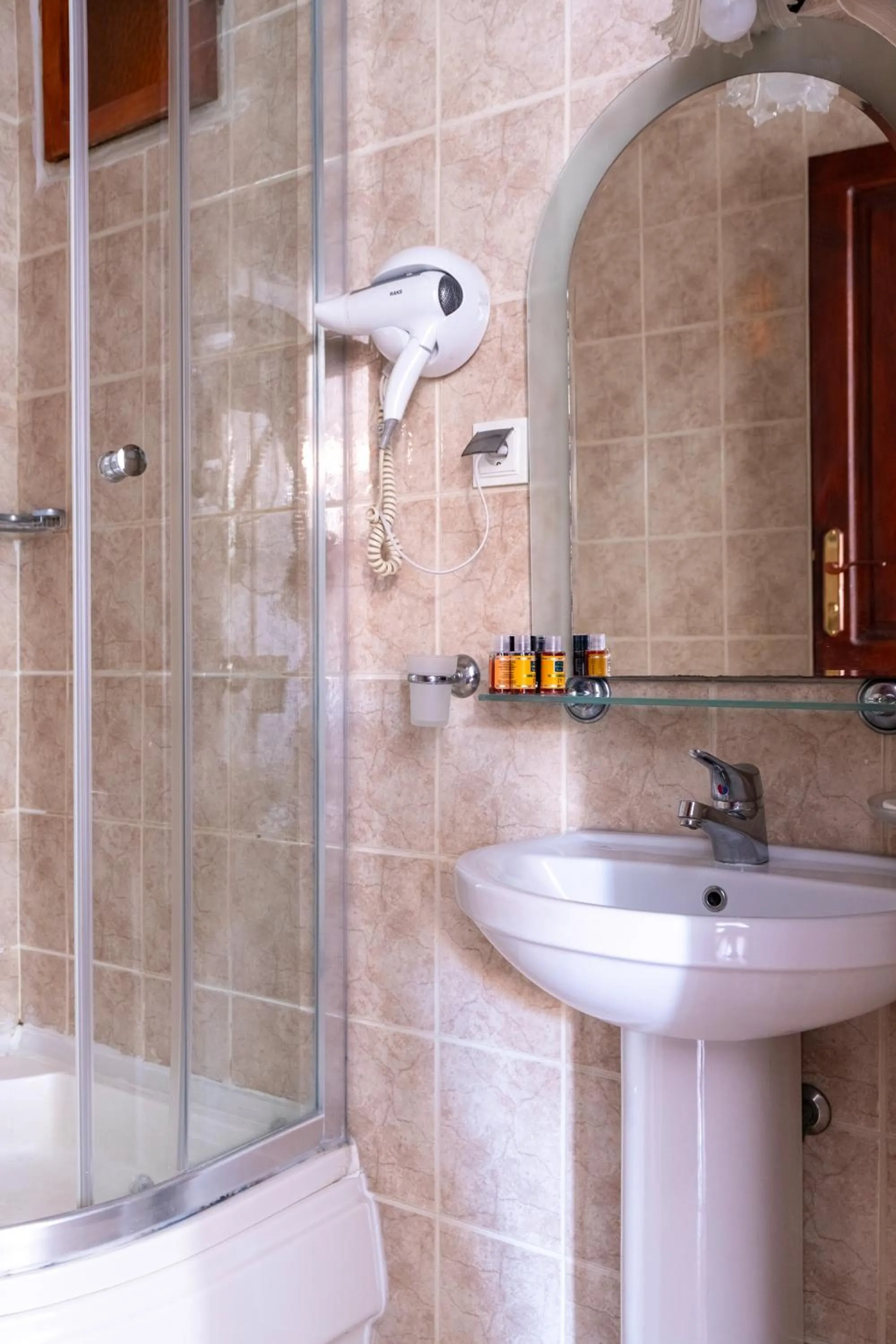 Shower in Atelya Art Hotel