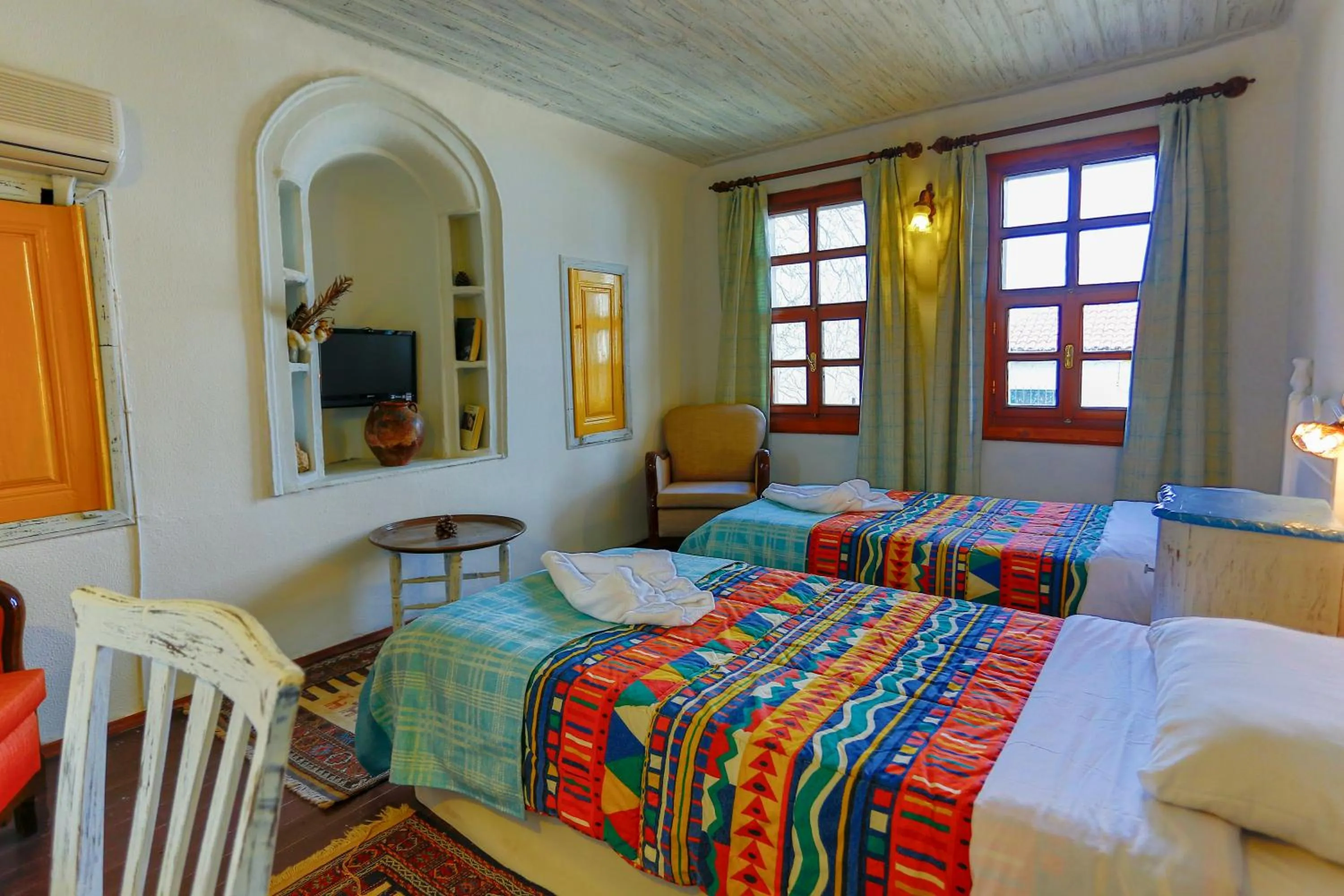 Bed in Atelya Art Hotel