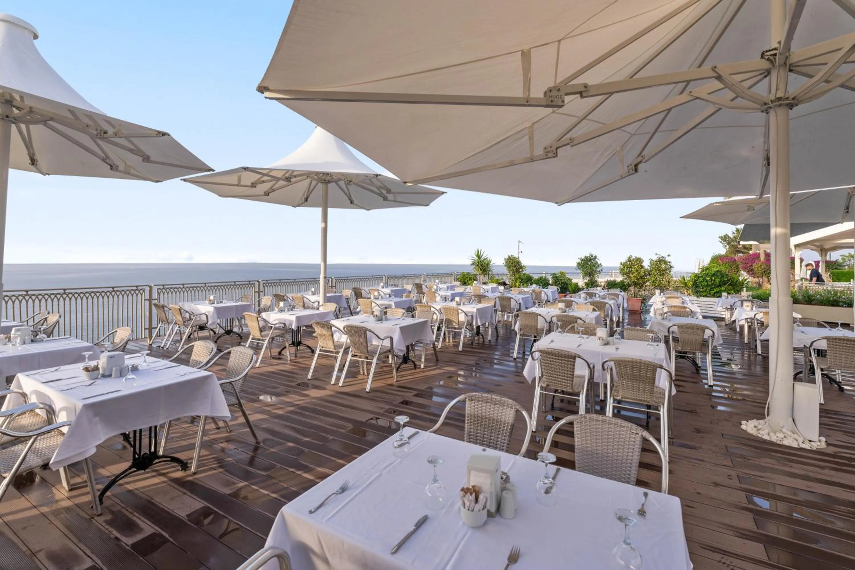 Restaurant/places to eat in Falcon Hotel