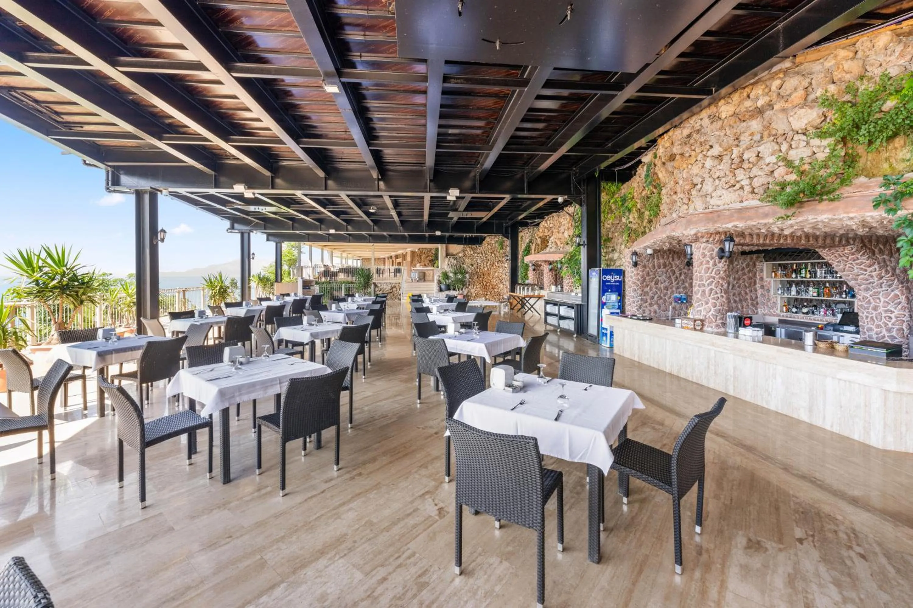 Restaurant/places to eat in Falcon Hotel