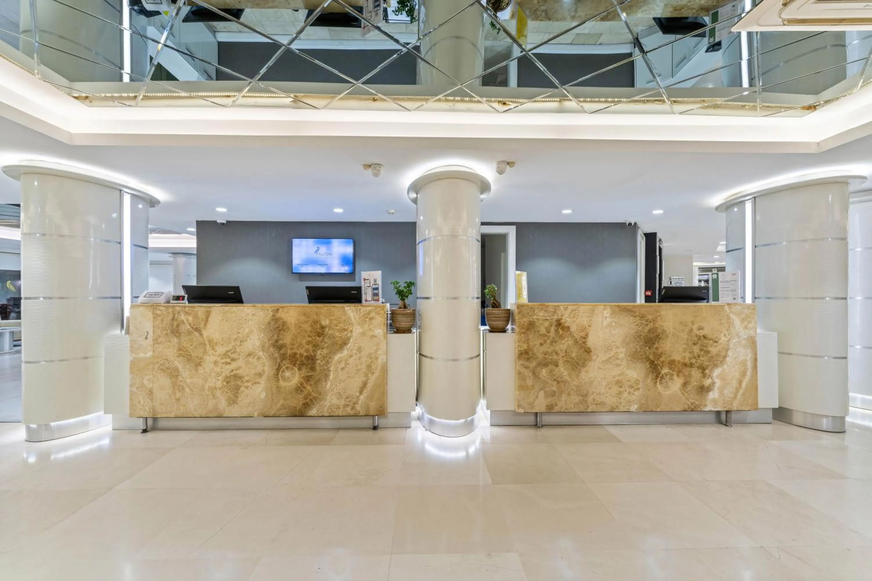 Lobby or reception in Falcon Hotel