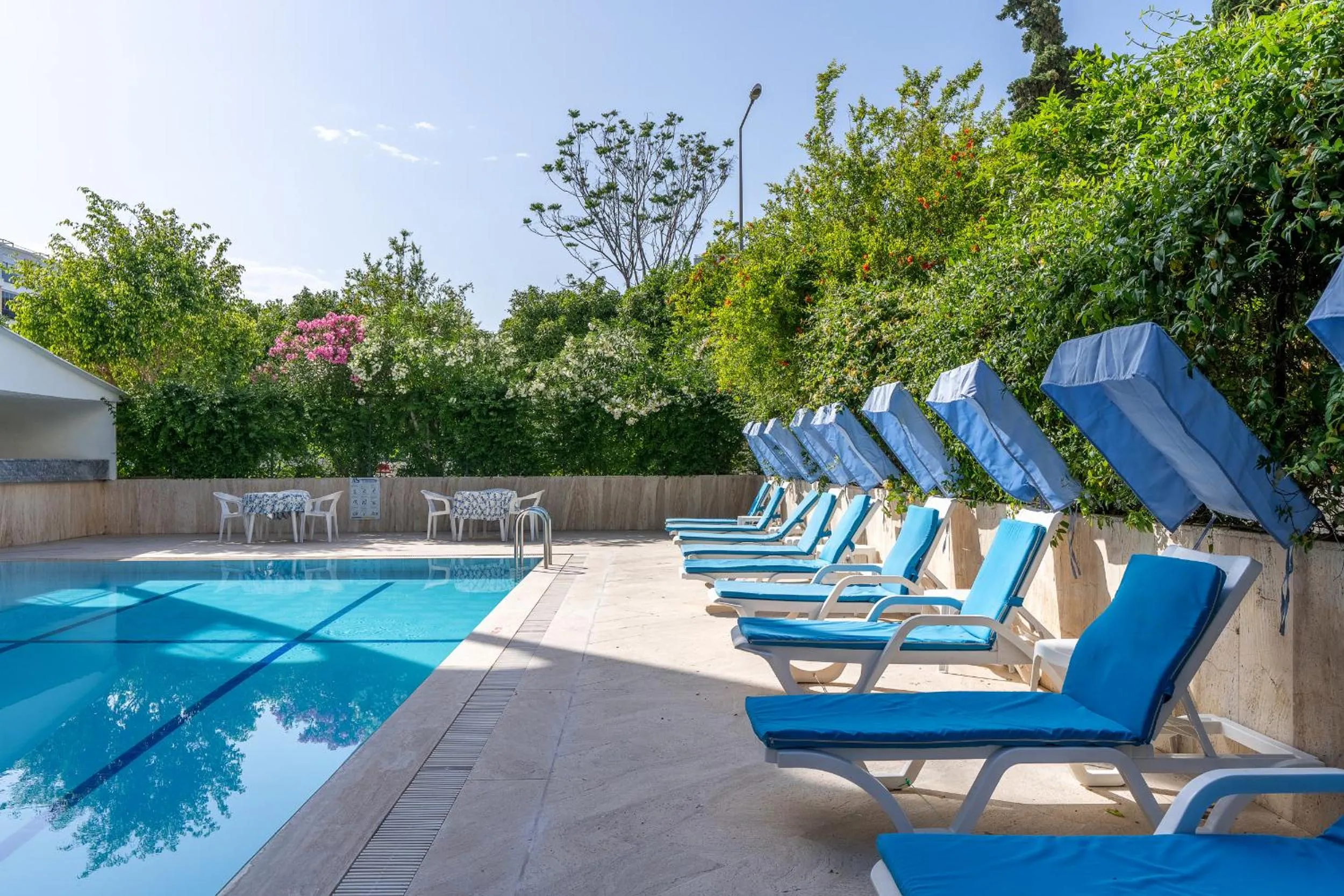 Swimming pool in Tunali Apart Hotel