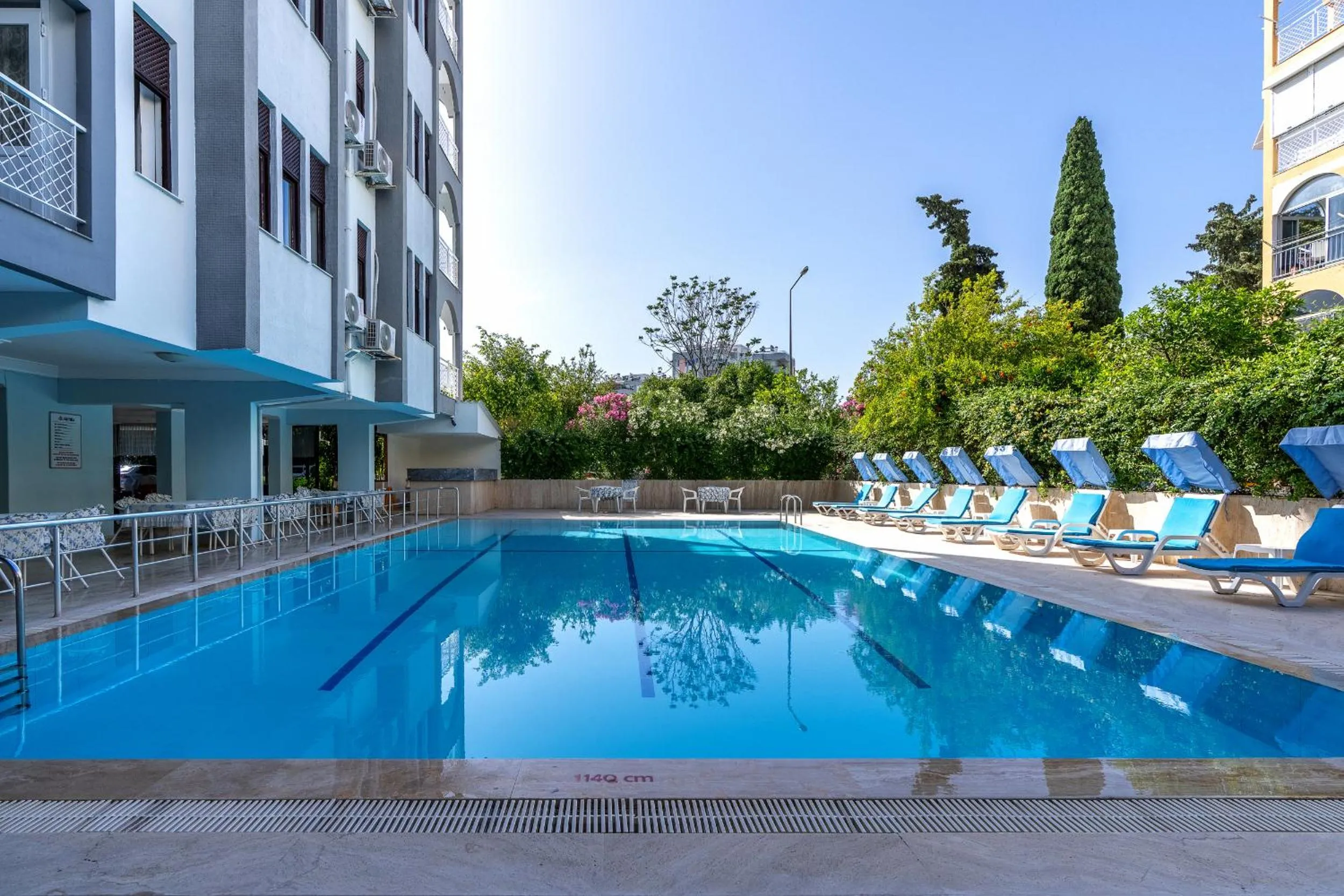 Swimming pool in Tunali Apart Hotel