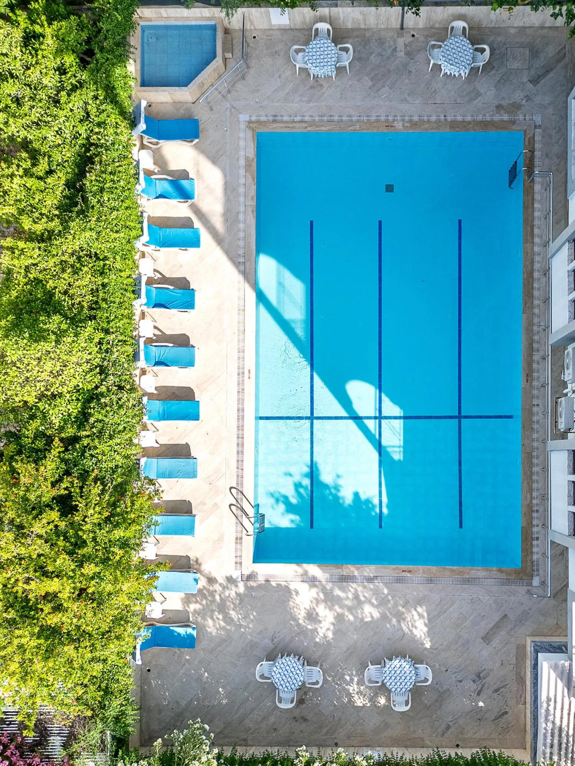 Swimming pool in Tunali Apart Hotel