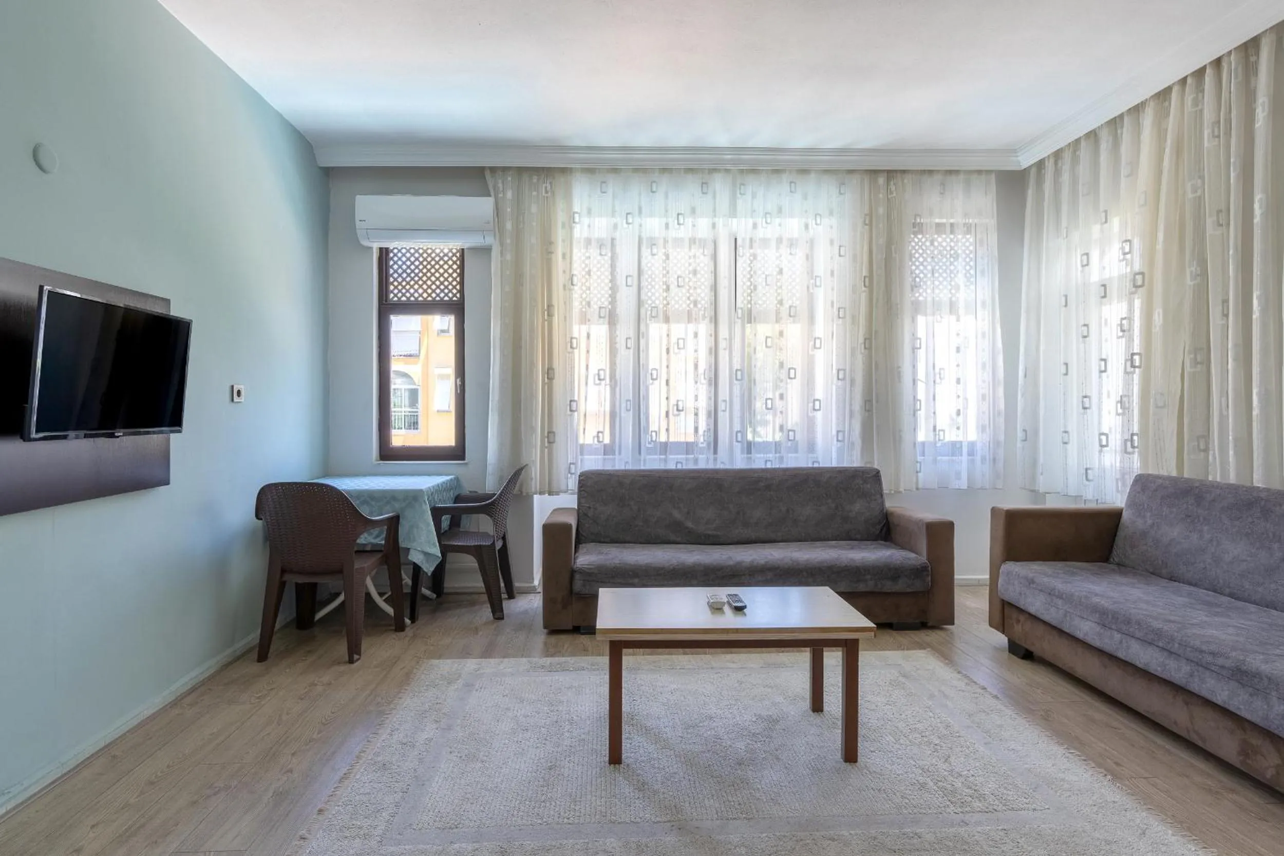 Communal lounge/ TV room in Tunali Apart Hotel