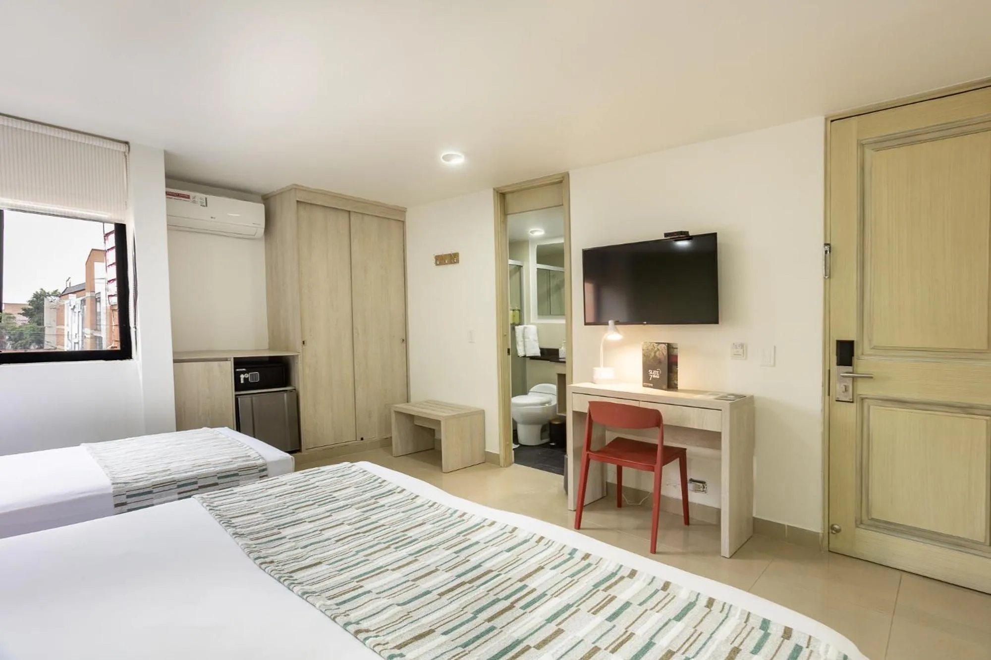 Photo of the whole room, Bed in Hotel Suite Comfort