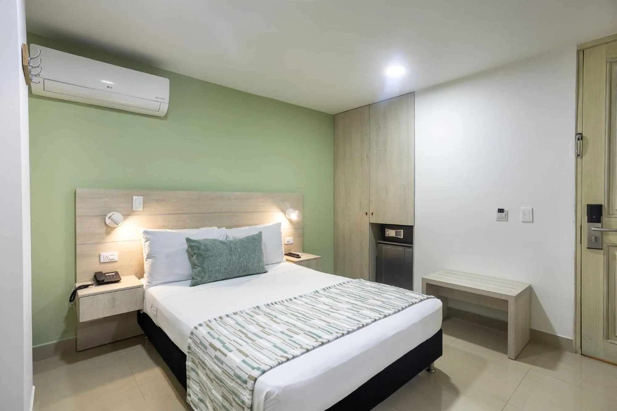 Photo of the whole room, Bed in Hotel Suite Comfort