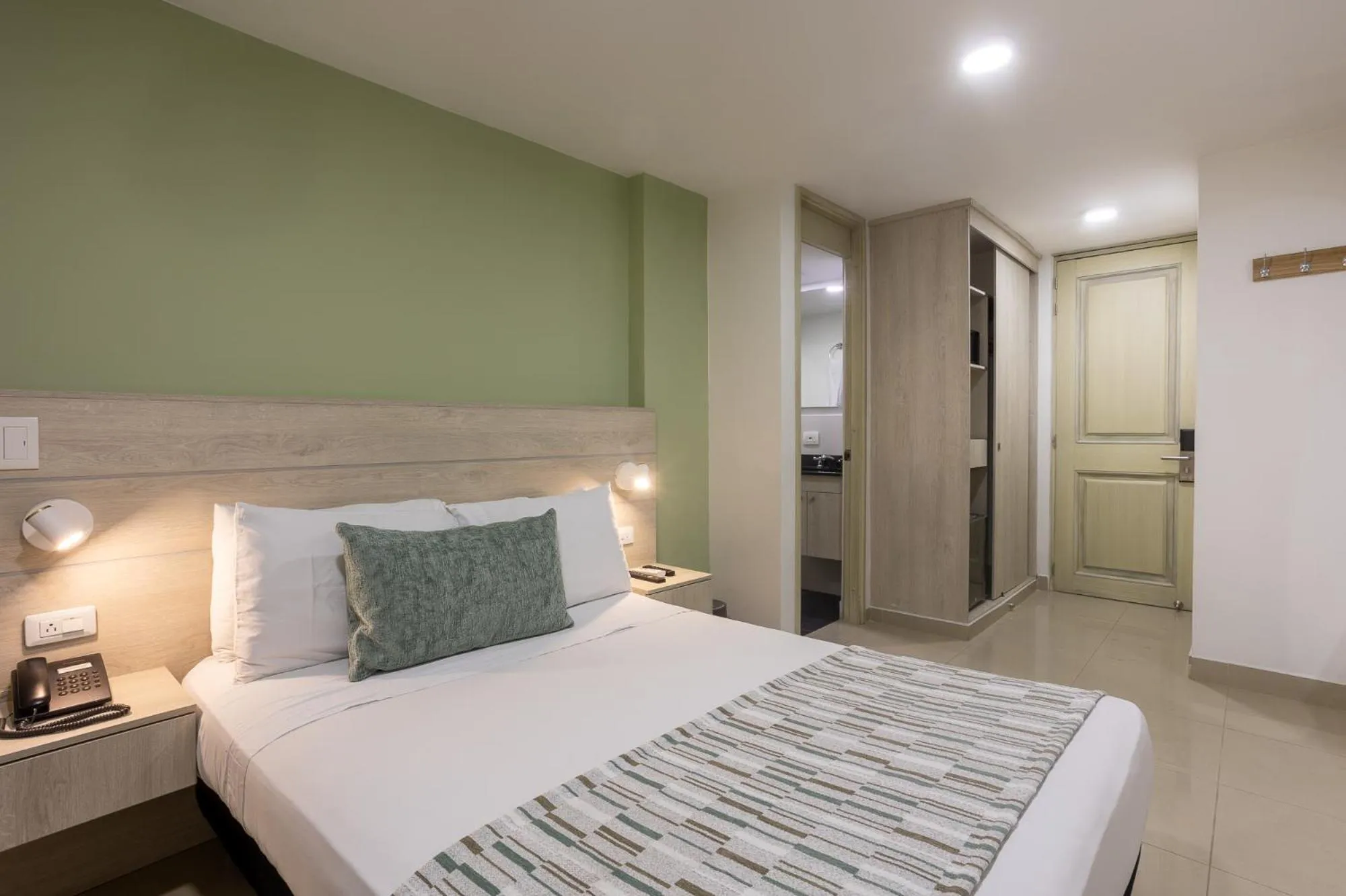 Photo of the whole room, Bed in Hotel Suite Comfort