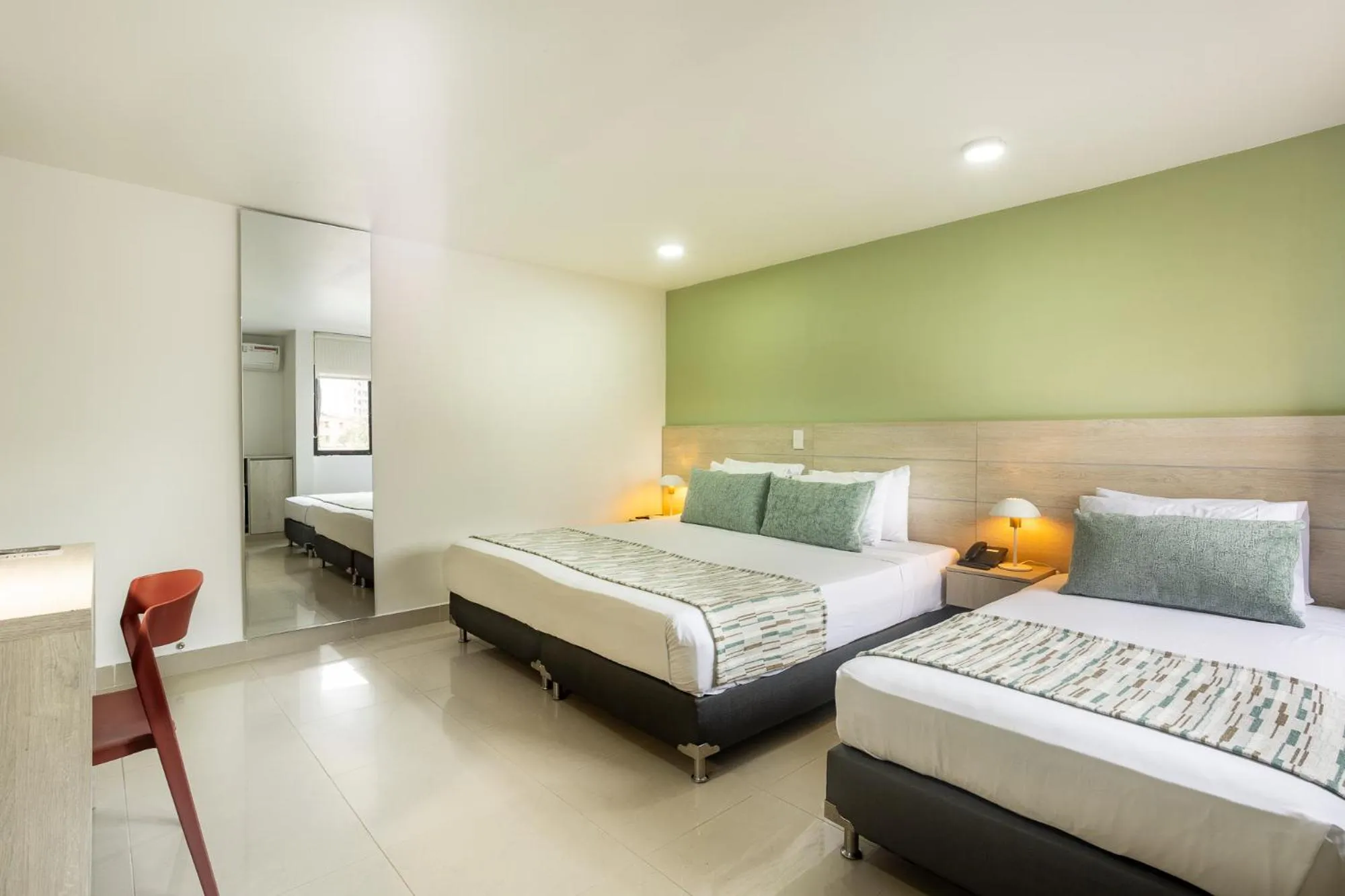 Photo of the whole room, Bed in Hotel Suite Comfort