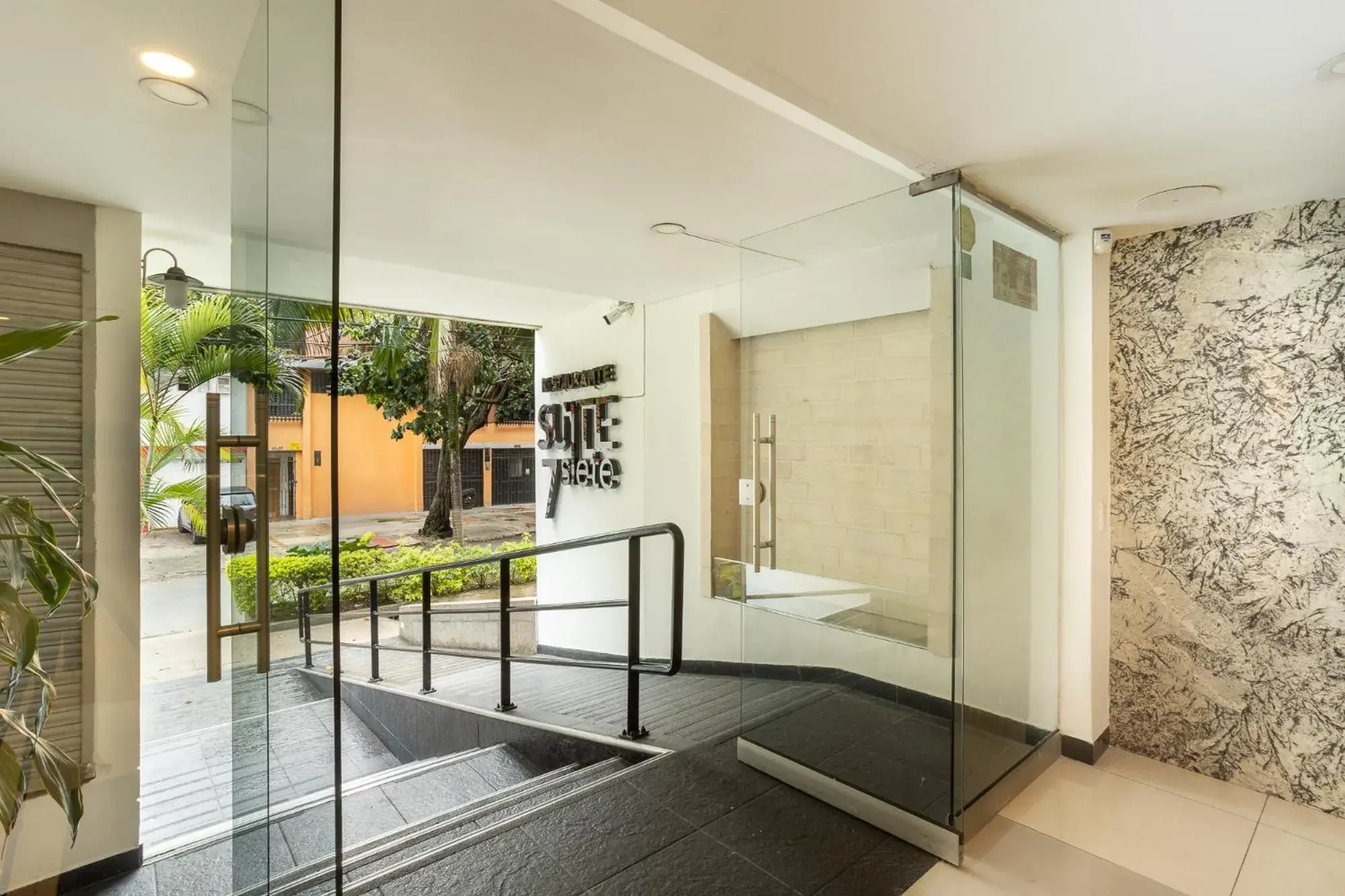 Property building in Hotel Suite Comfort Property building in Hotel Suite Comfort