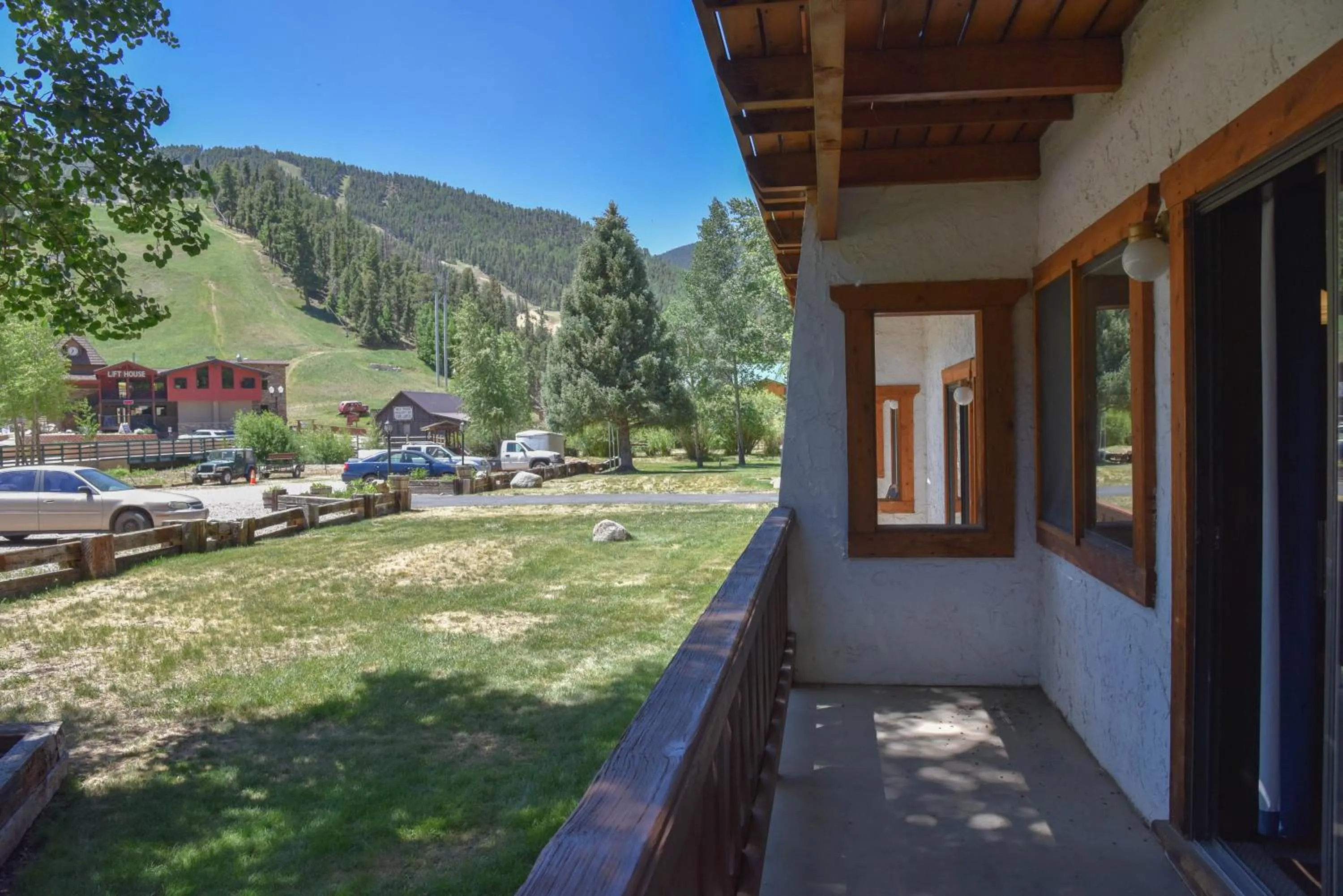 Day in Alpine Lodge Red River