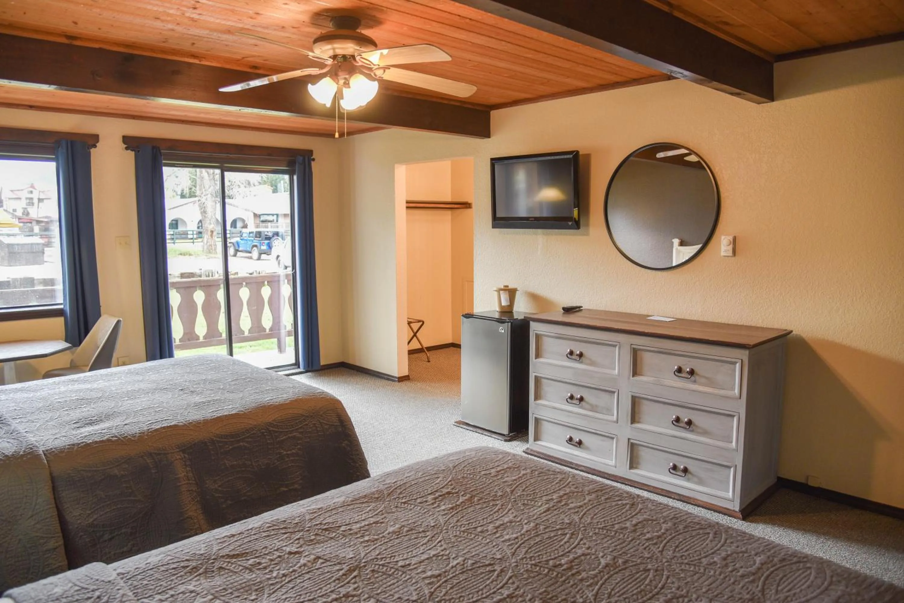 Photo of the whole room, Bed in Alpine Lodge Red River