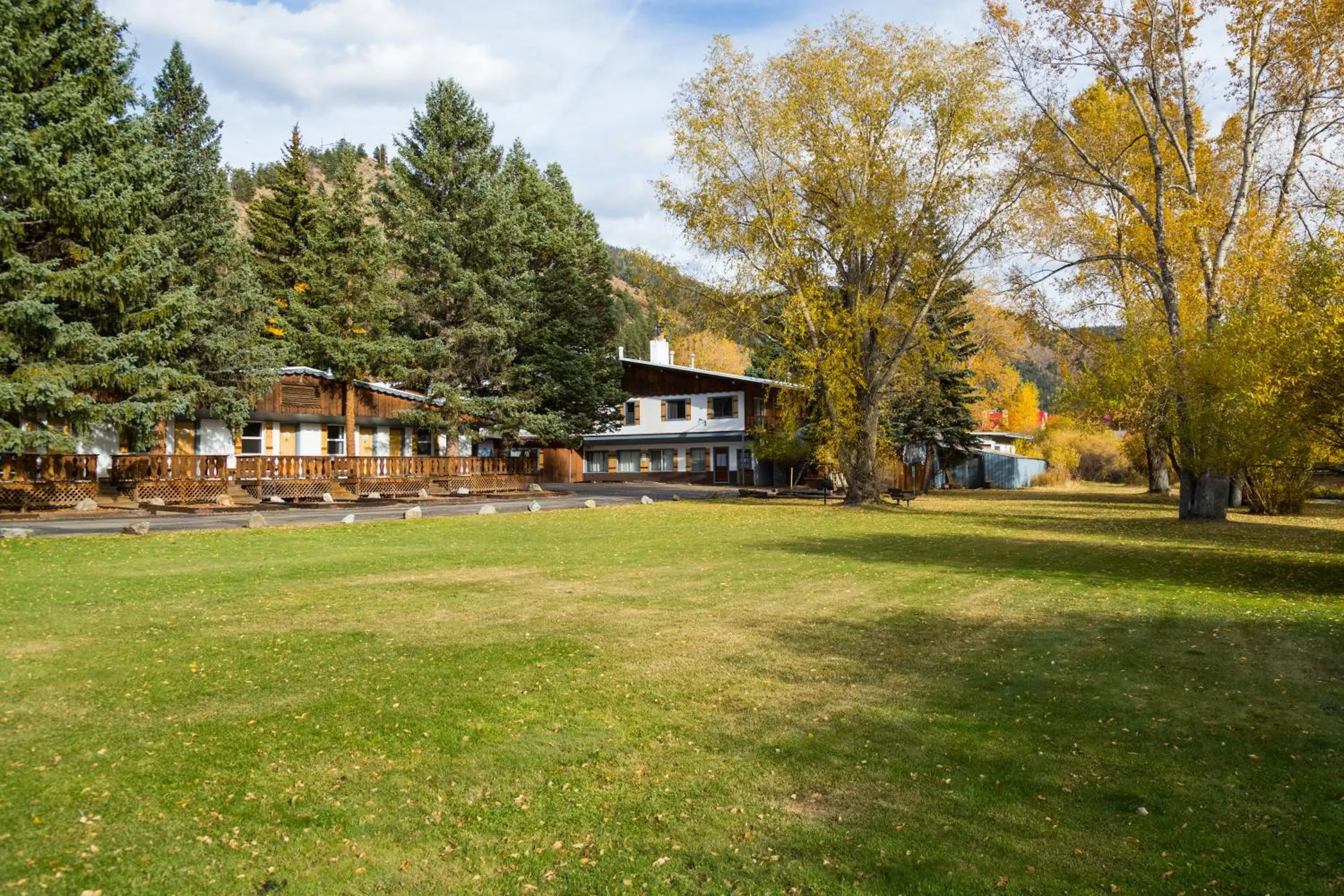 Property building in Alpine Lodge Red River Property building in Alpine Lodge Red River