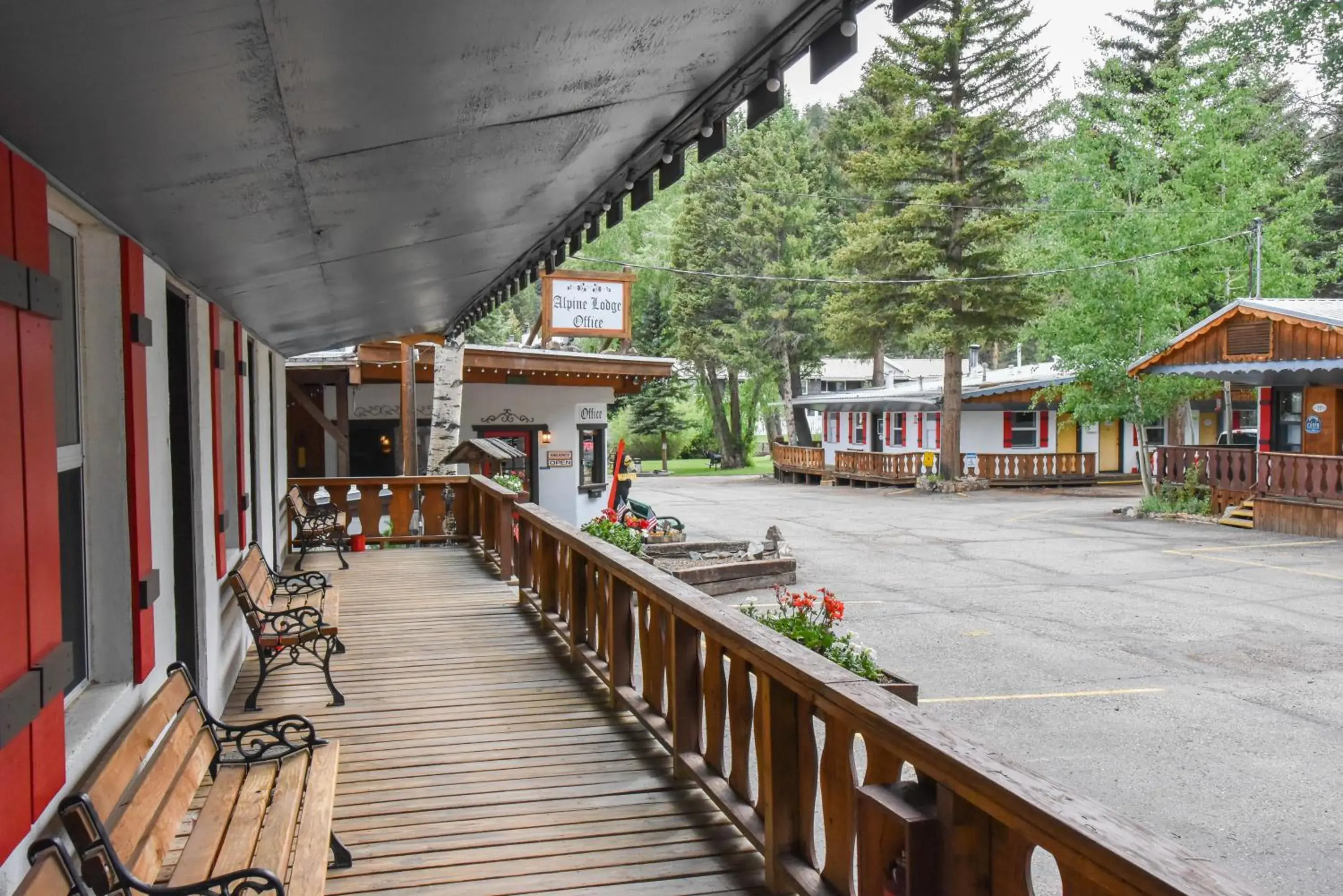 Property building in Alpine Lodge Red River Property building in Alpine Lodge Red River