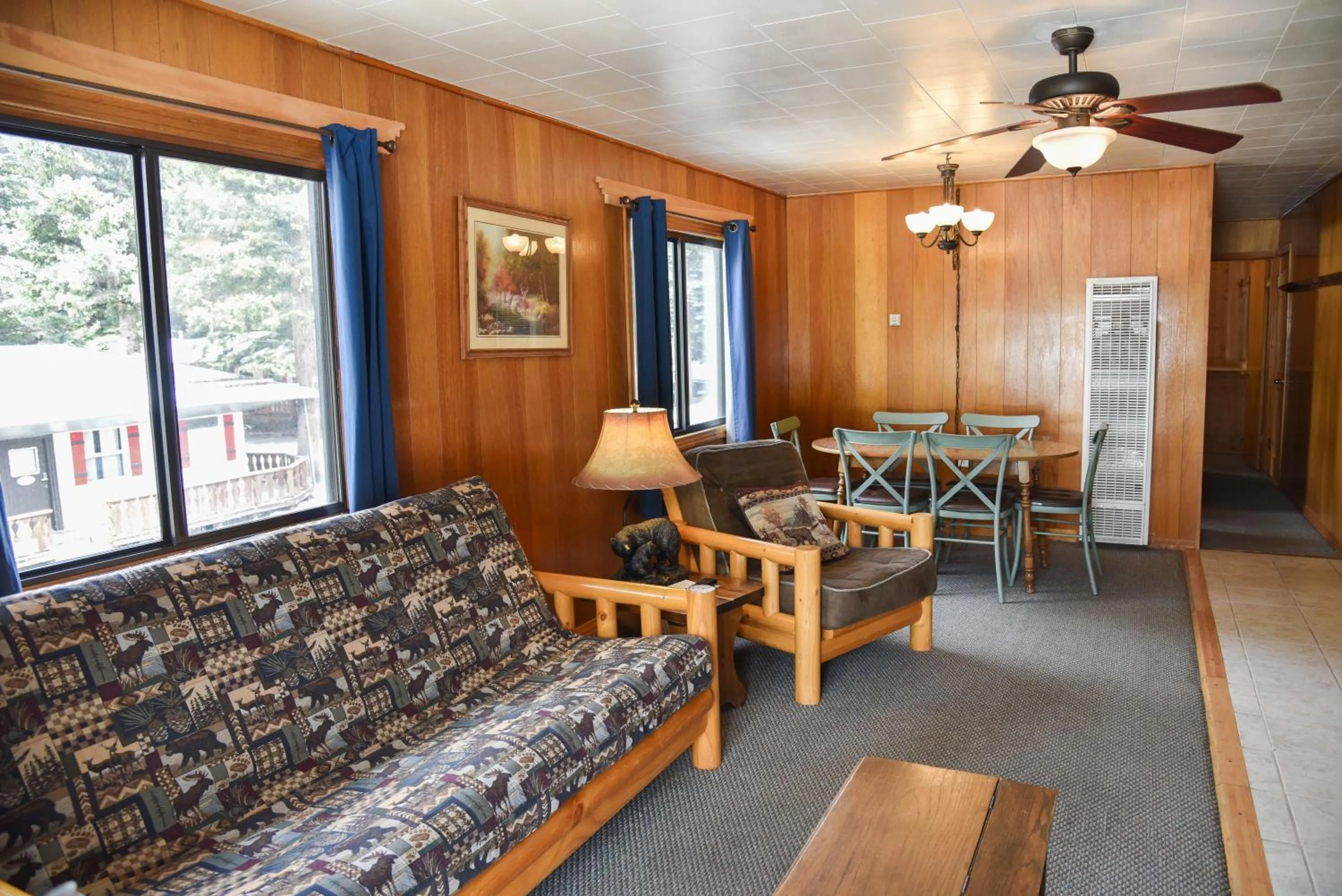 Living room in Alpine Lodge Red River