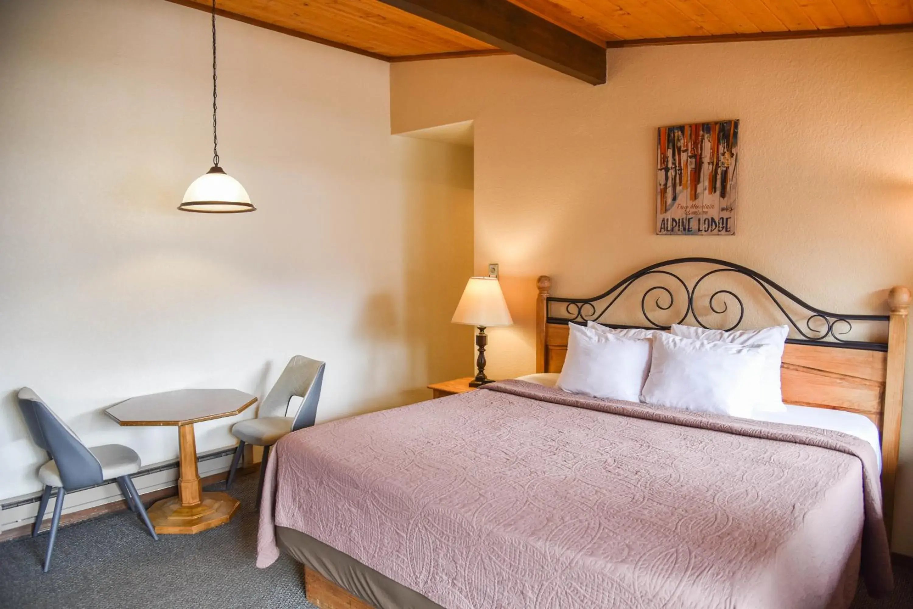 Bed in Alpine Lodge Red River Bed in Alpine Lodge Red River