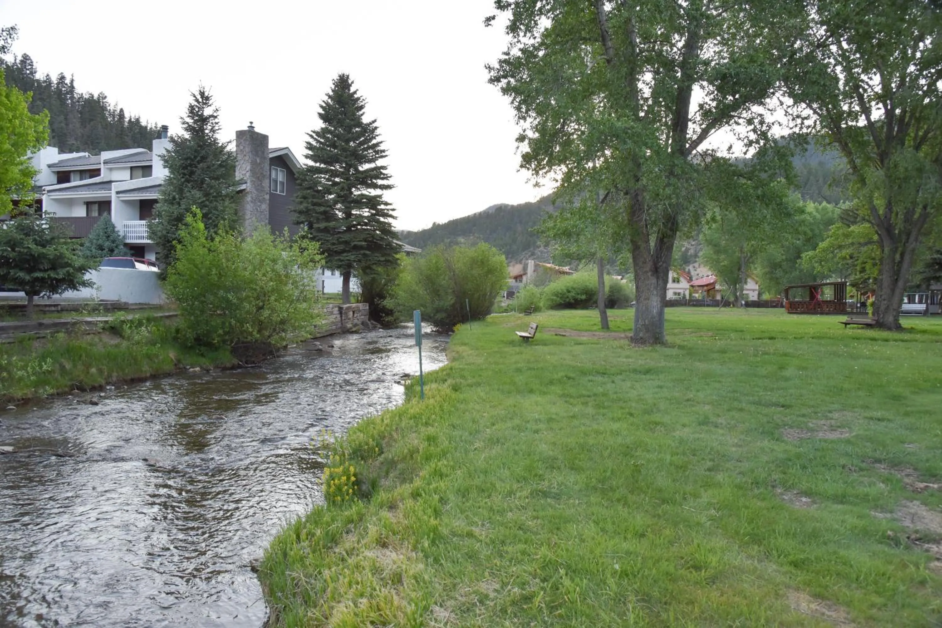 Mountain view in Alpine Lodge Red River