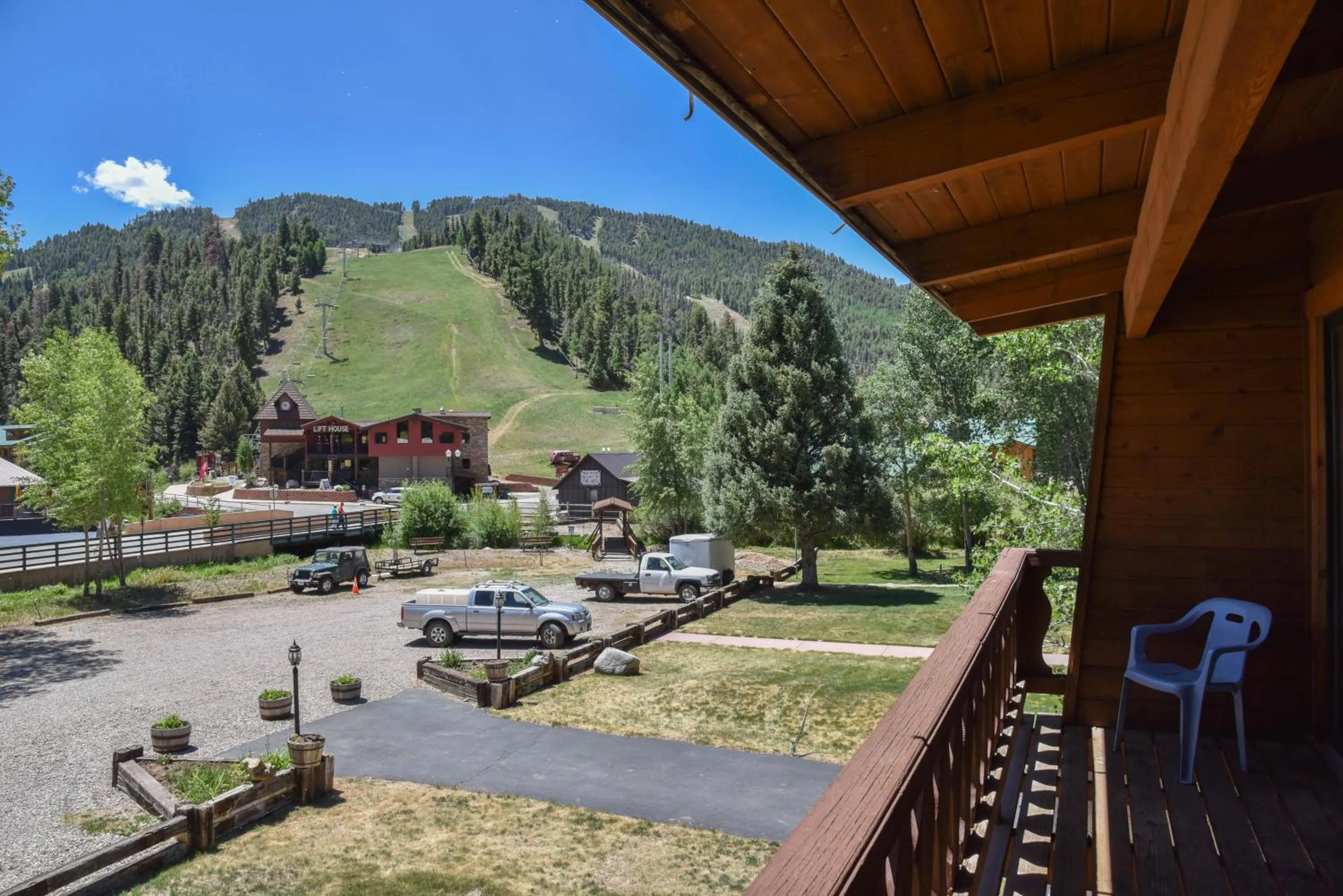 Parking in Alpine Lodge Red River