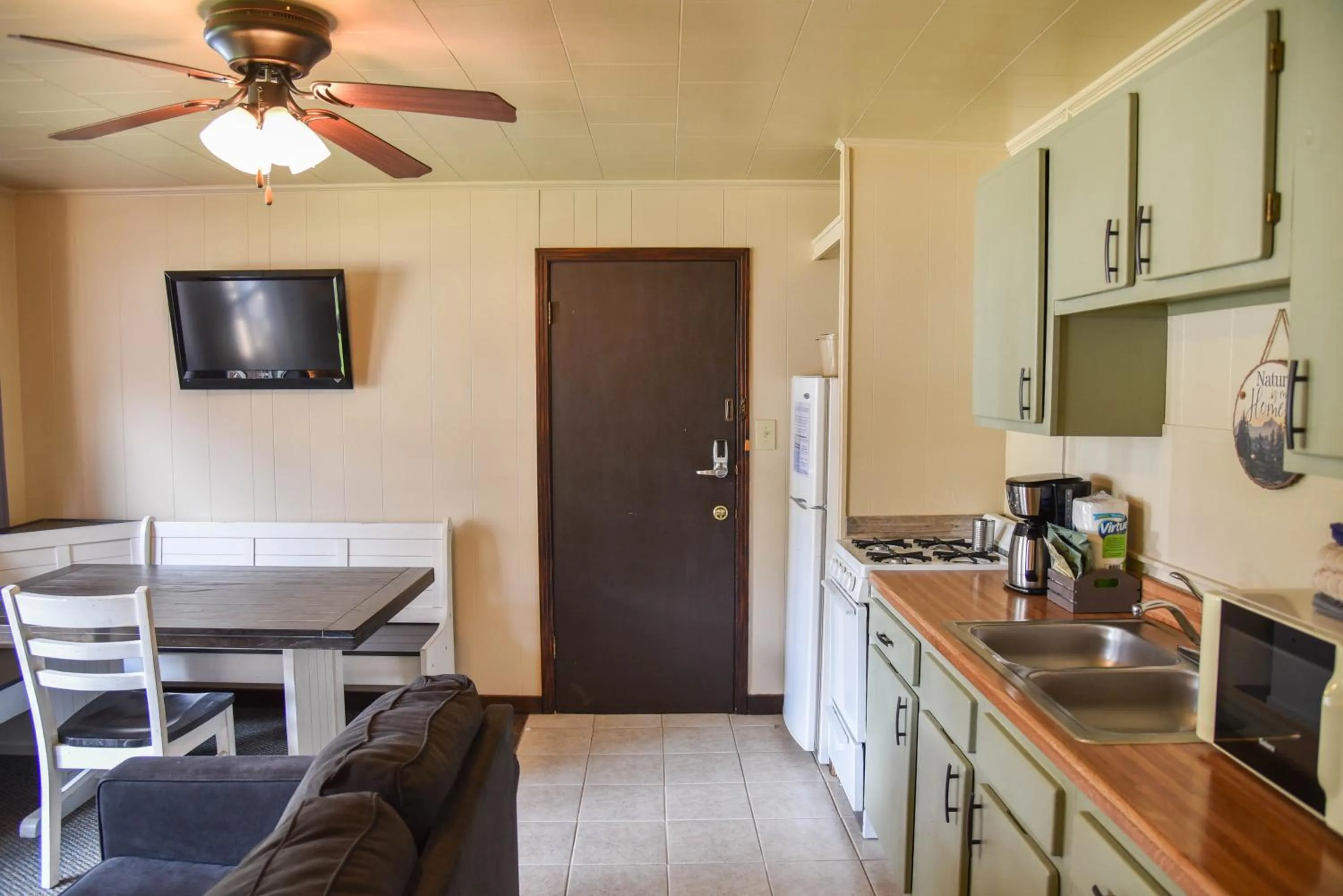 Kitchen or kitchenette in Alpine Lodge Red River