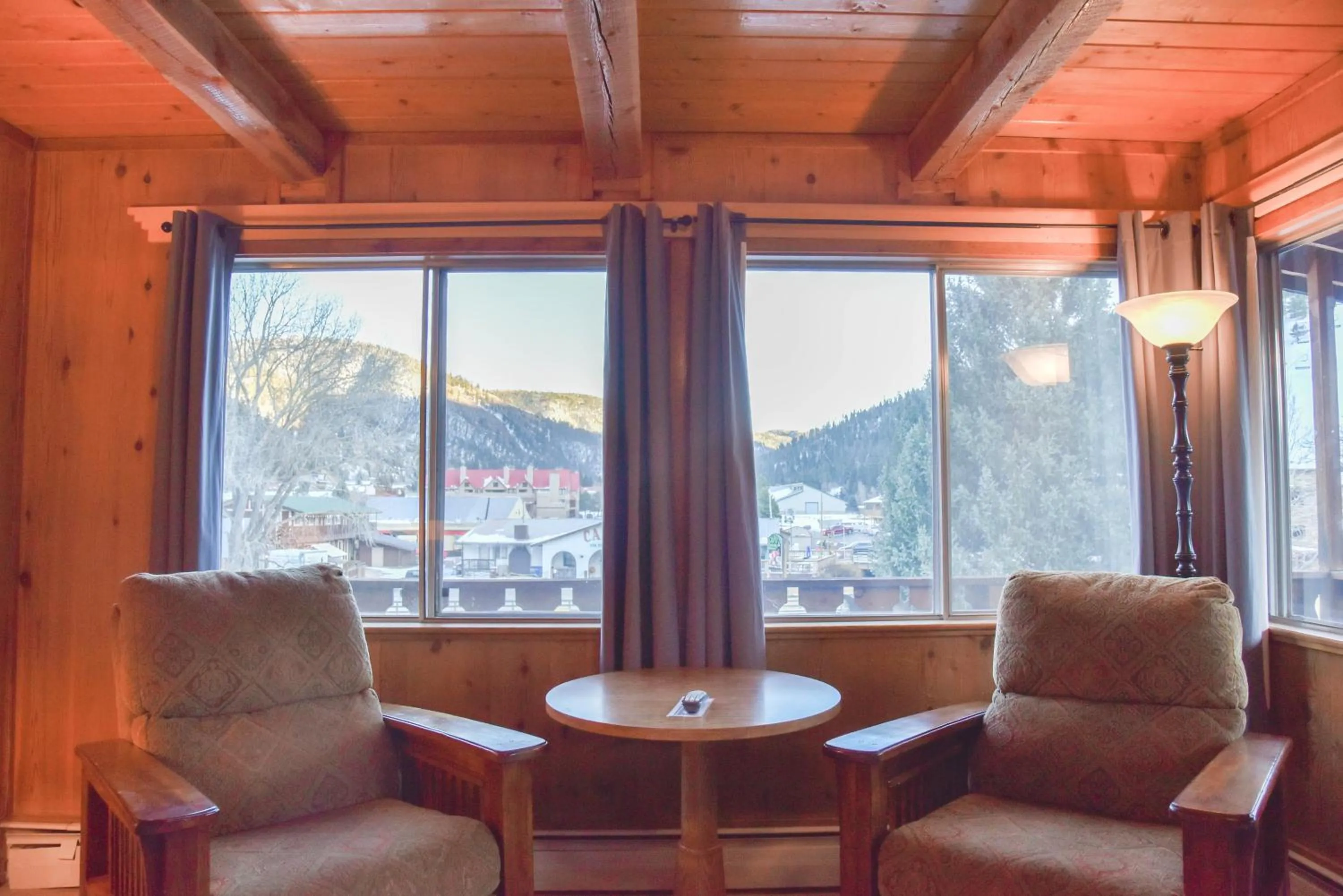 Seating area in Alpine Lodge Red River