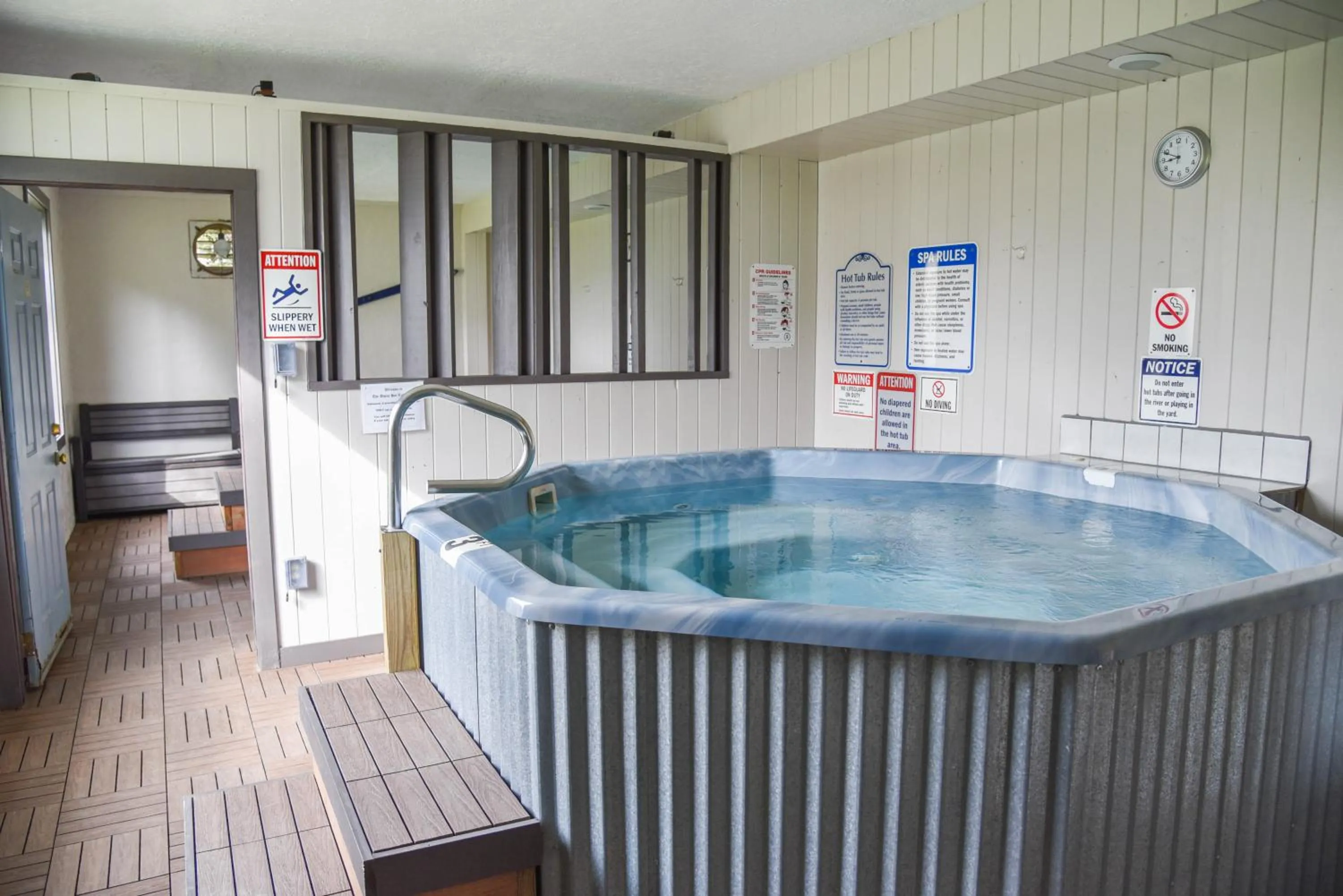 Hot Tub in Alpine Lodge Red River