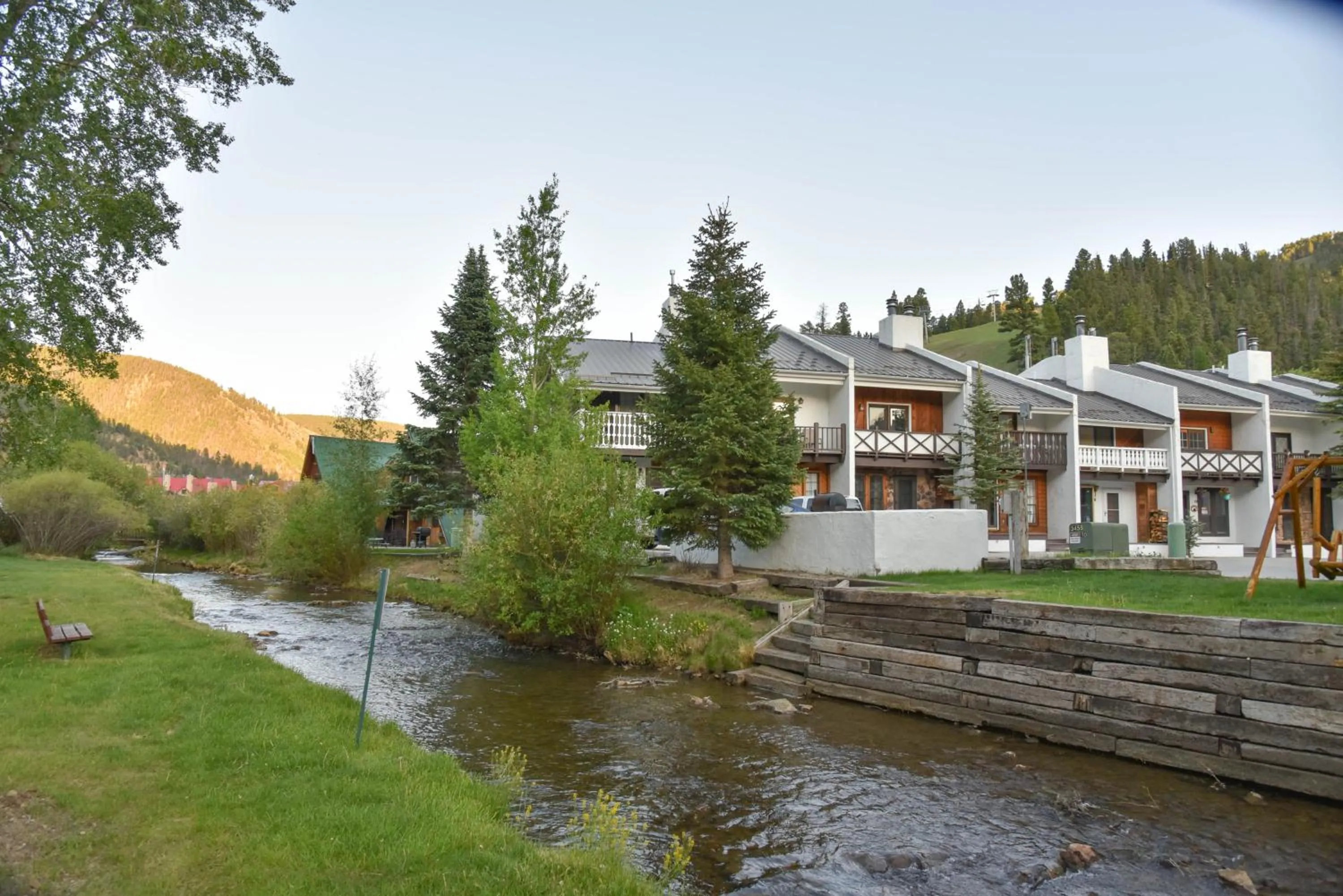 Mountain view in Alpine Lodge Red River