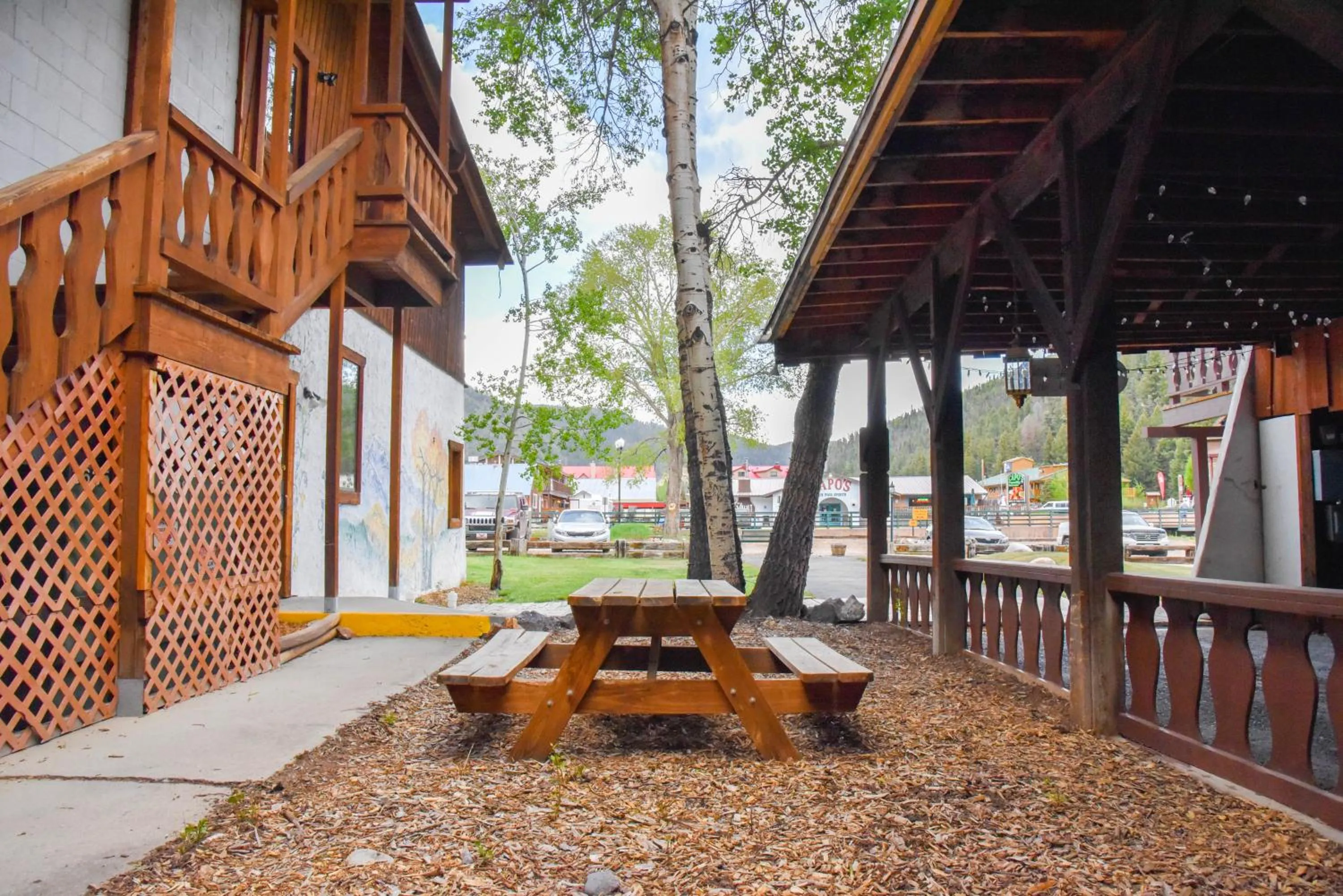 Dining area in Alpine Lodge Red River