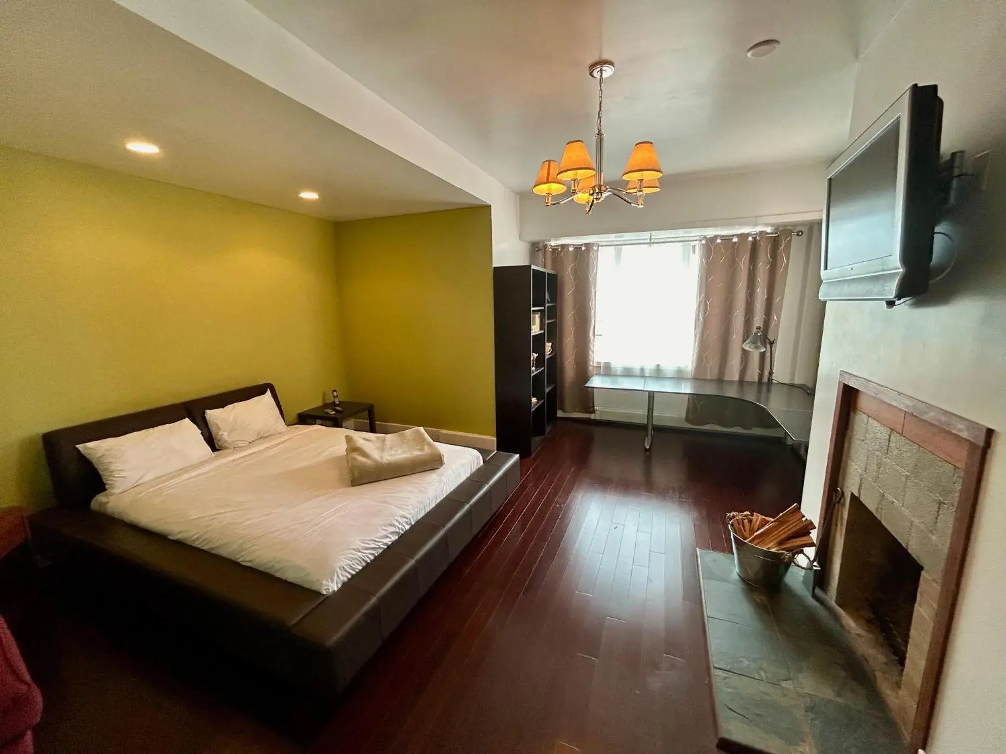 Bedroom, Bed in The Bedford Regency Hotel Bedroom, Bed in The Bedford Regency Hotel