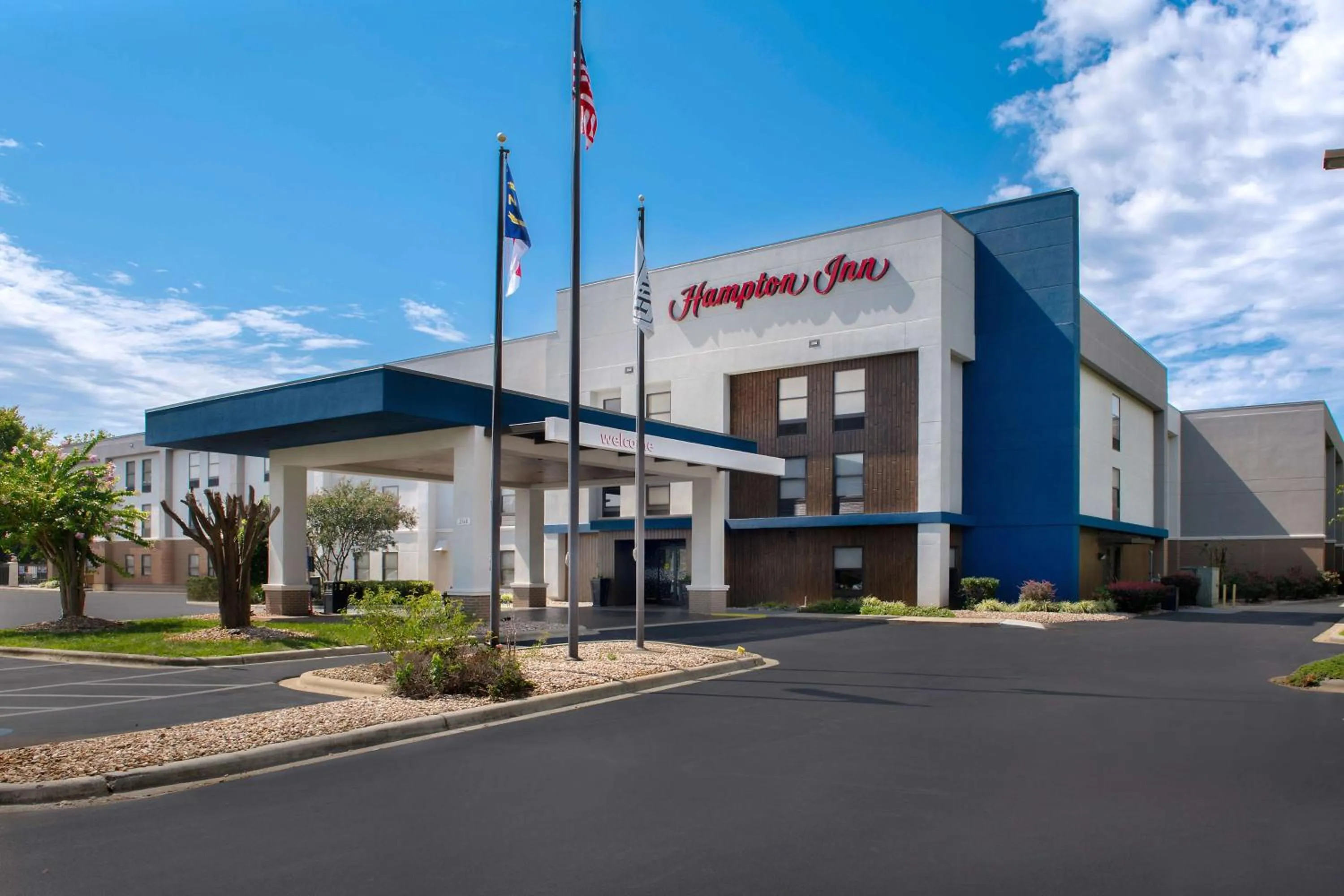 Property building in Hampton Inn Charlotte Monroe