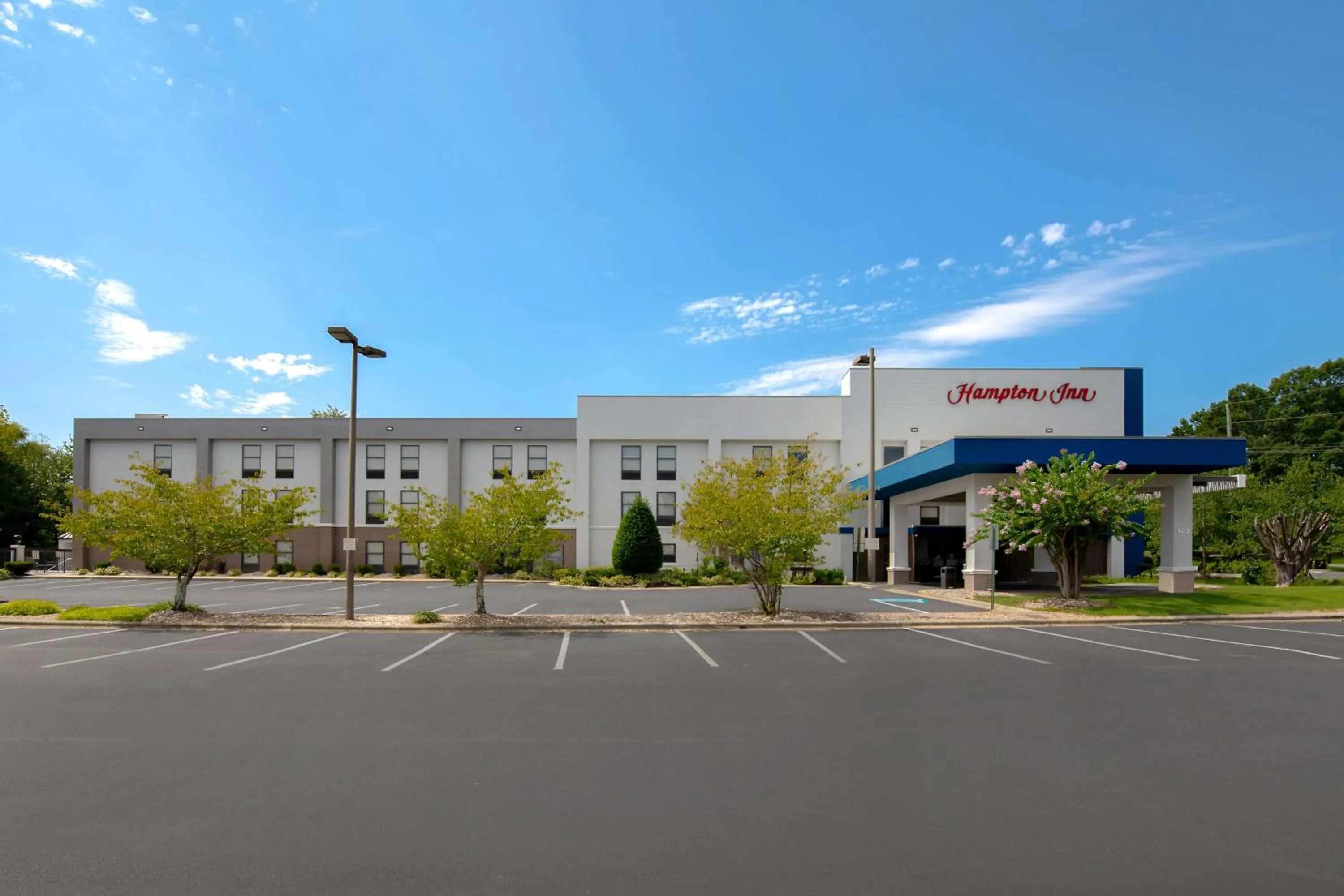 Property building in Hampton Inn Charlotte Monroe