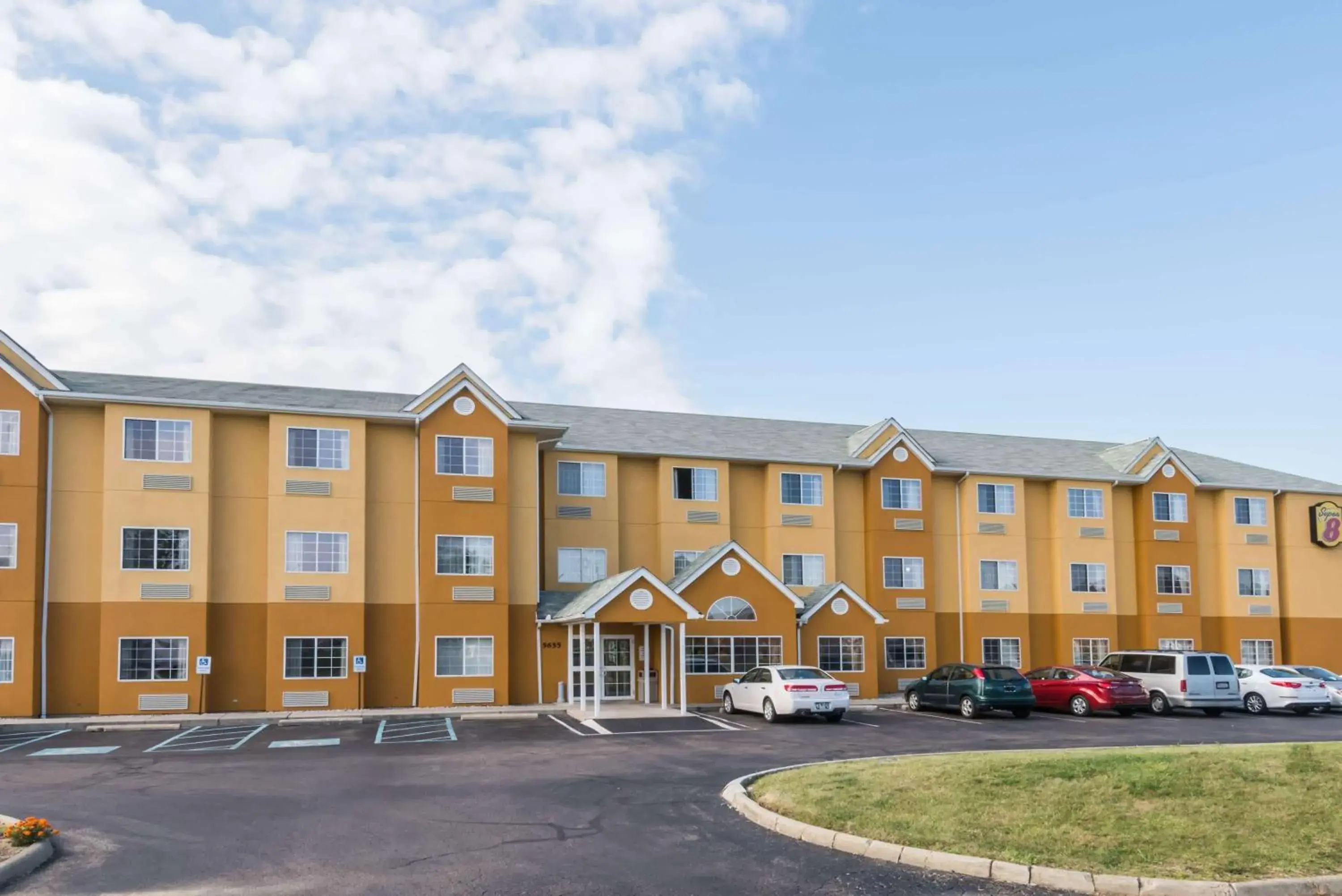 Property building in Super 8 by Wyndham Columbus West Property building in Super 8 by Wyndham Columbus West