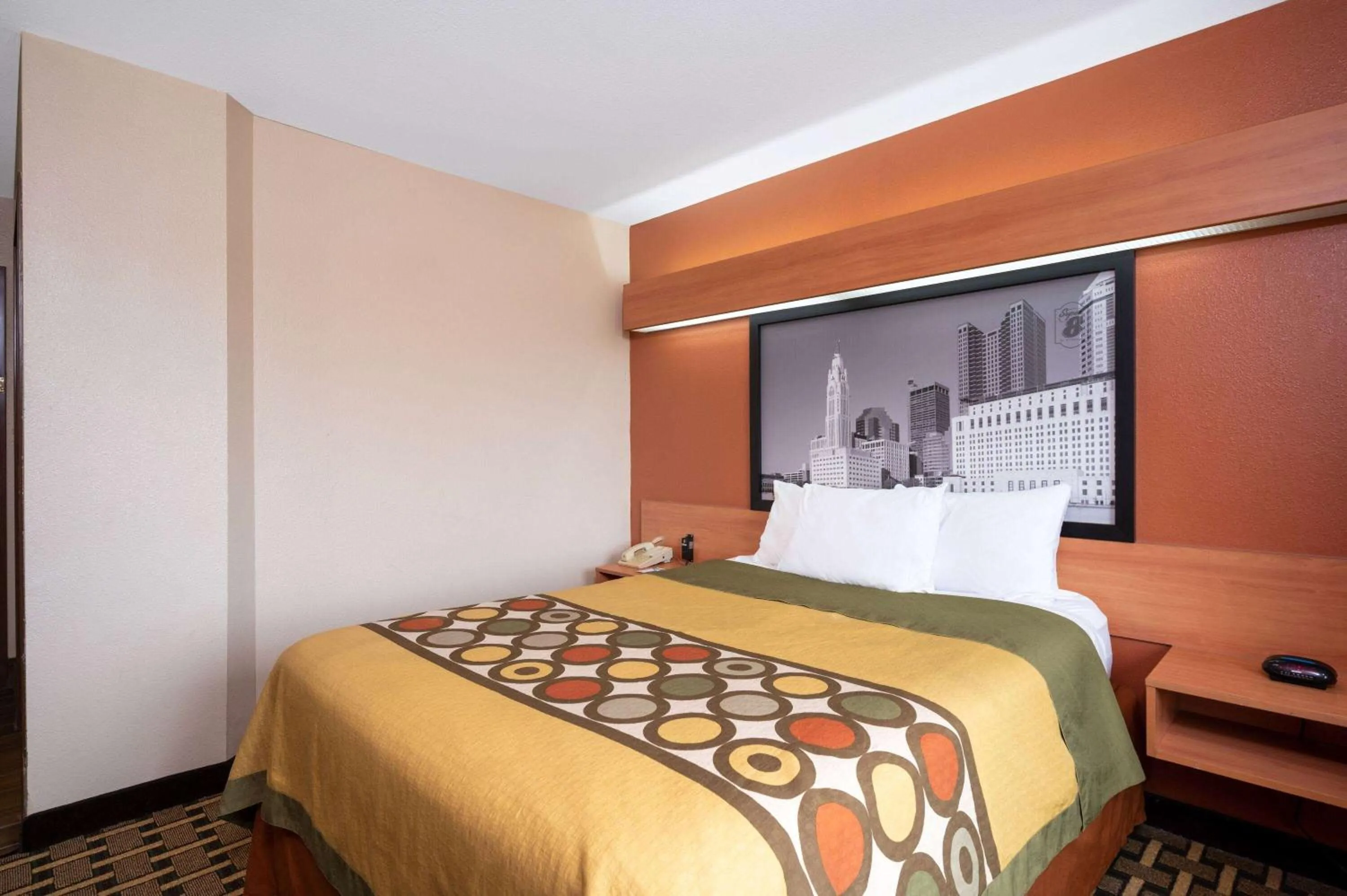 Photo of the whole room, Bed in Super 8 by Wyndham Columbus West