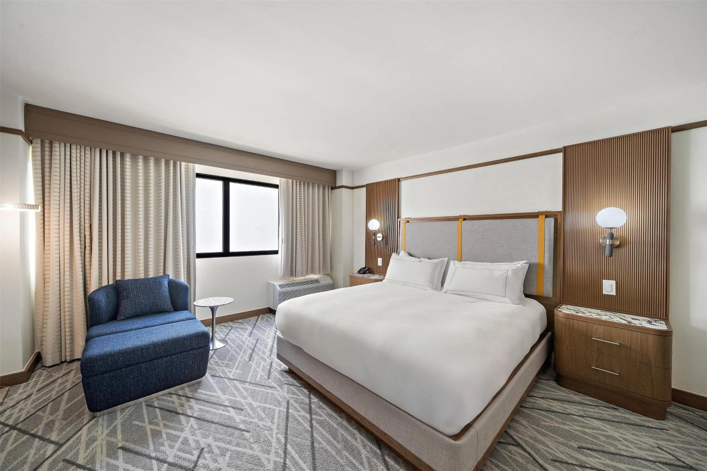 Bed in Hilton College Station & Conference Center