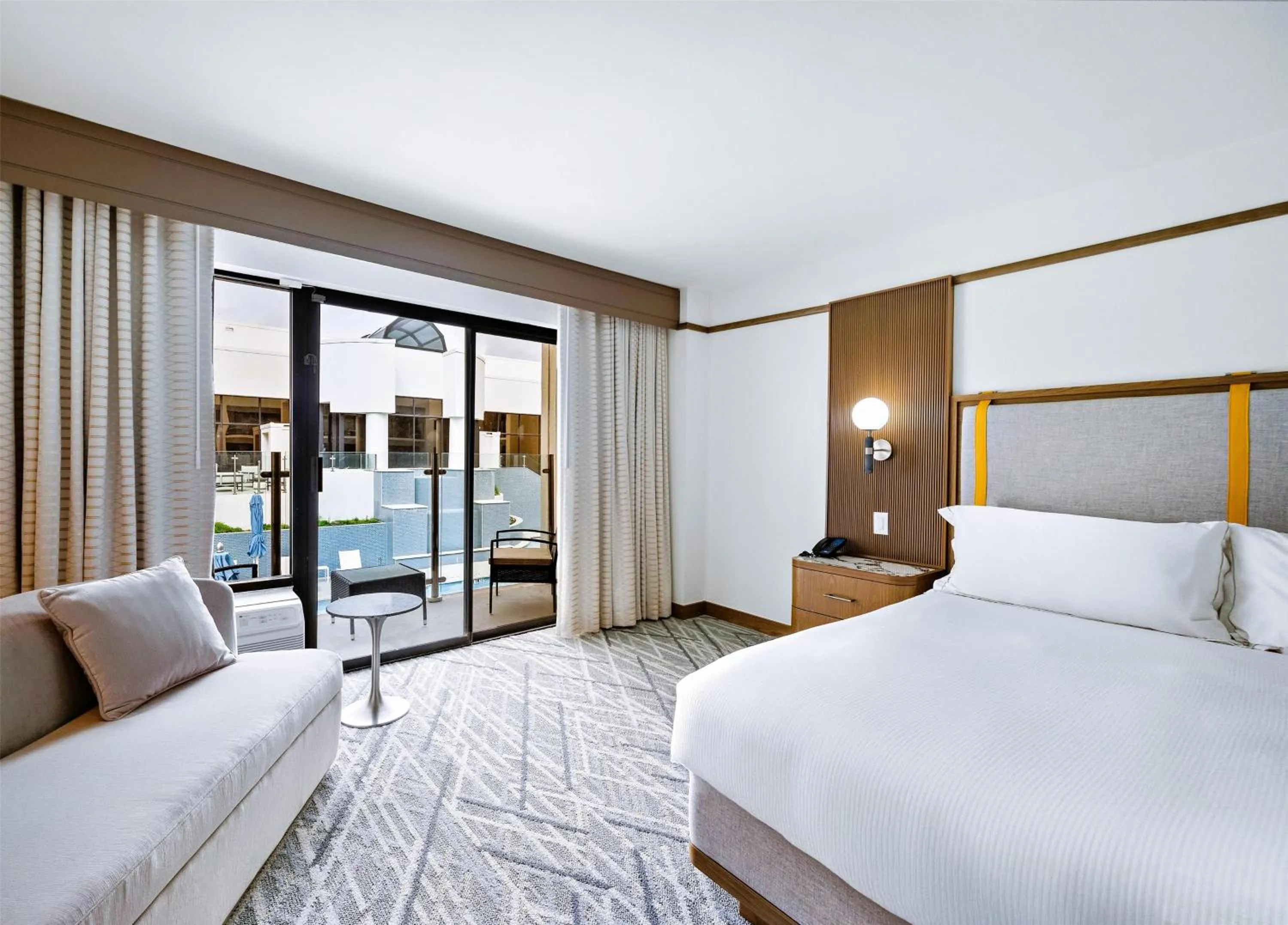 Bed in Hilton College Station & Conference Center