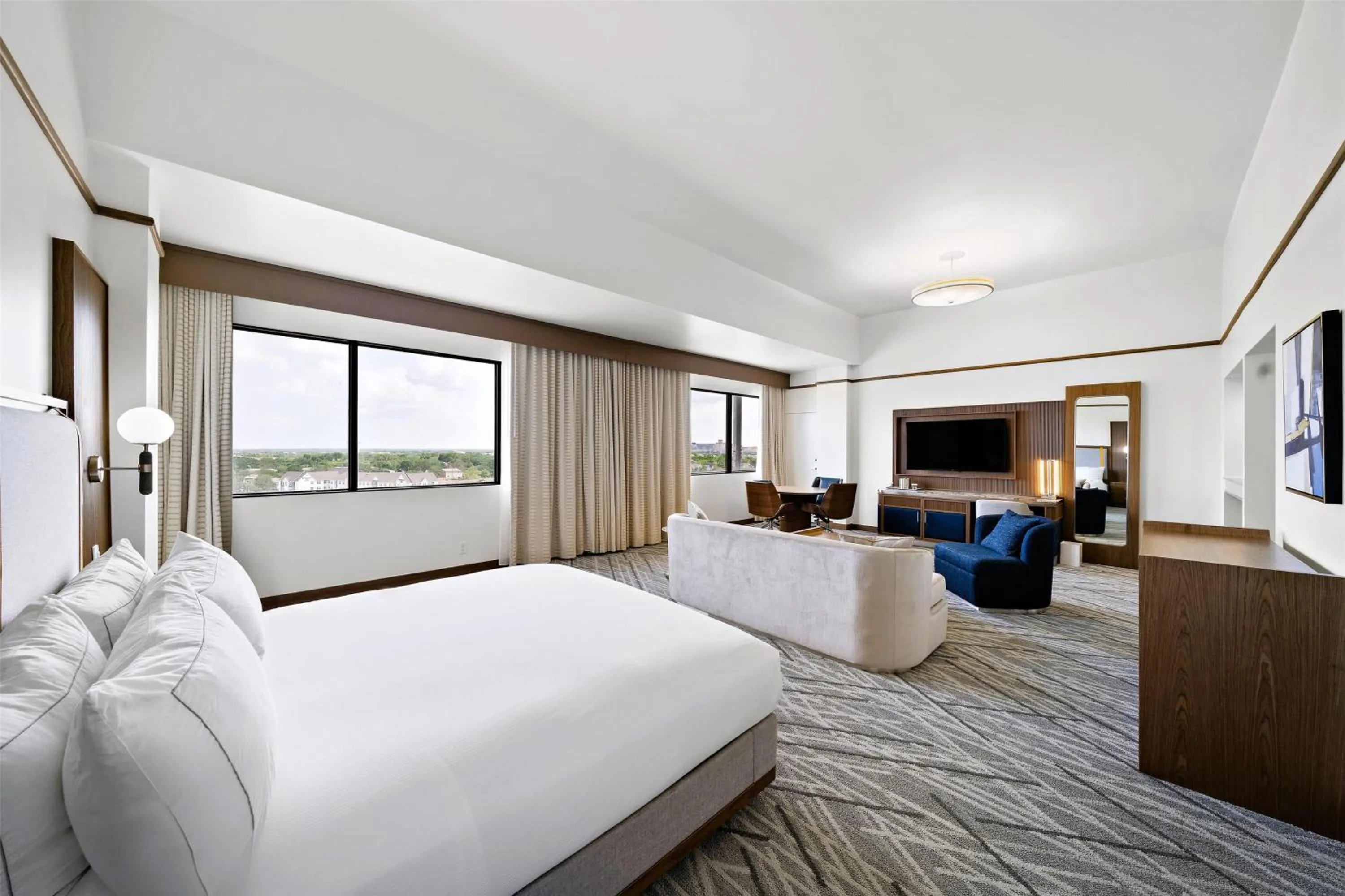 Bed in Hilton College Station & Conference Center