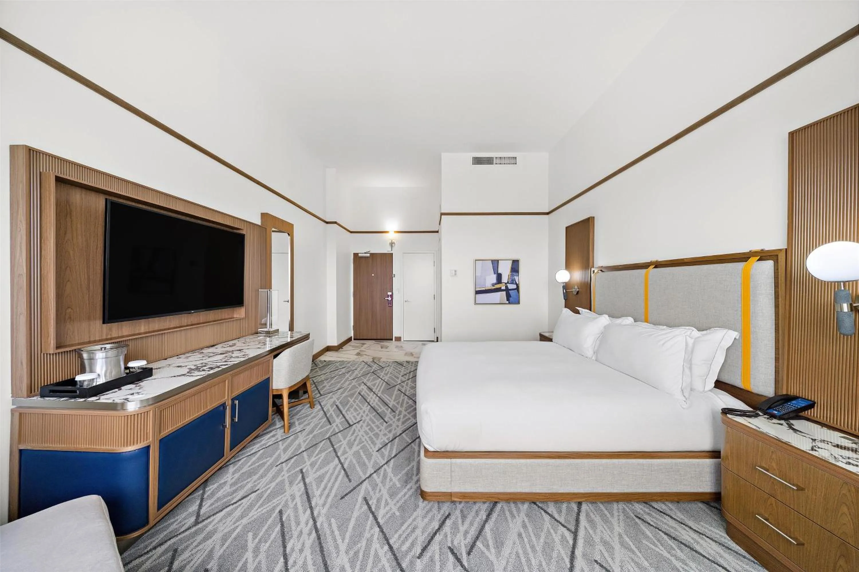 Bed in Hilton College Station & Conference Center