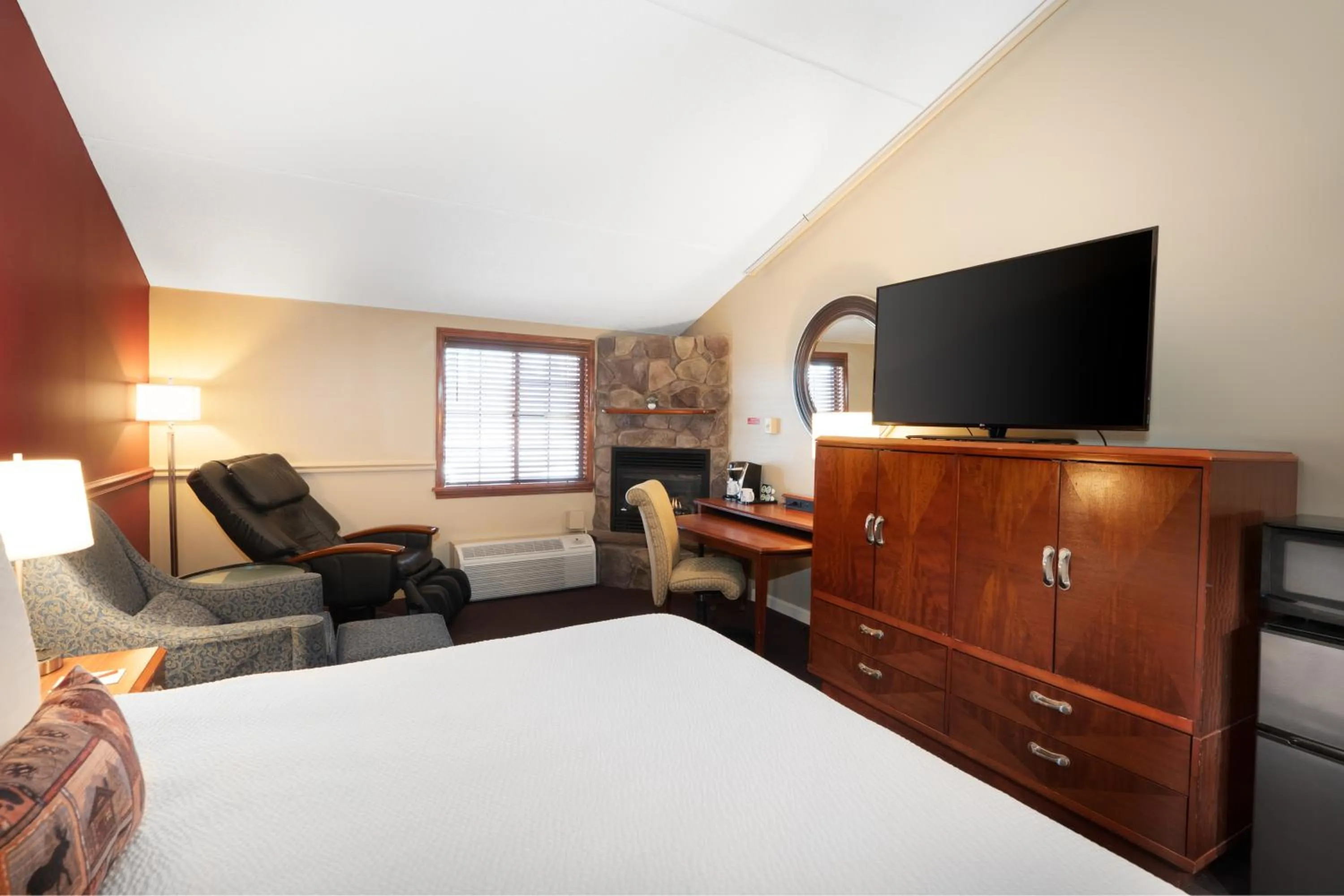 Bedroom, Bed in Fireside Inn & Suites West Lebanon