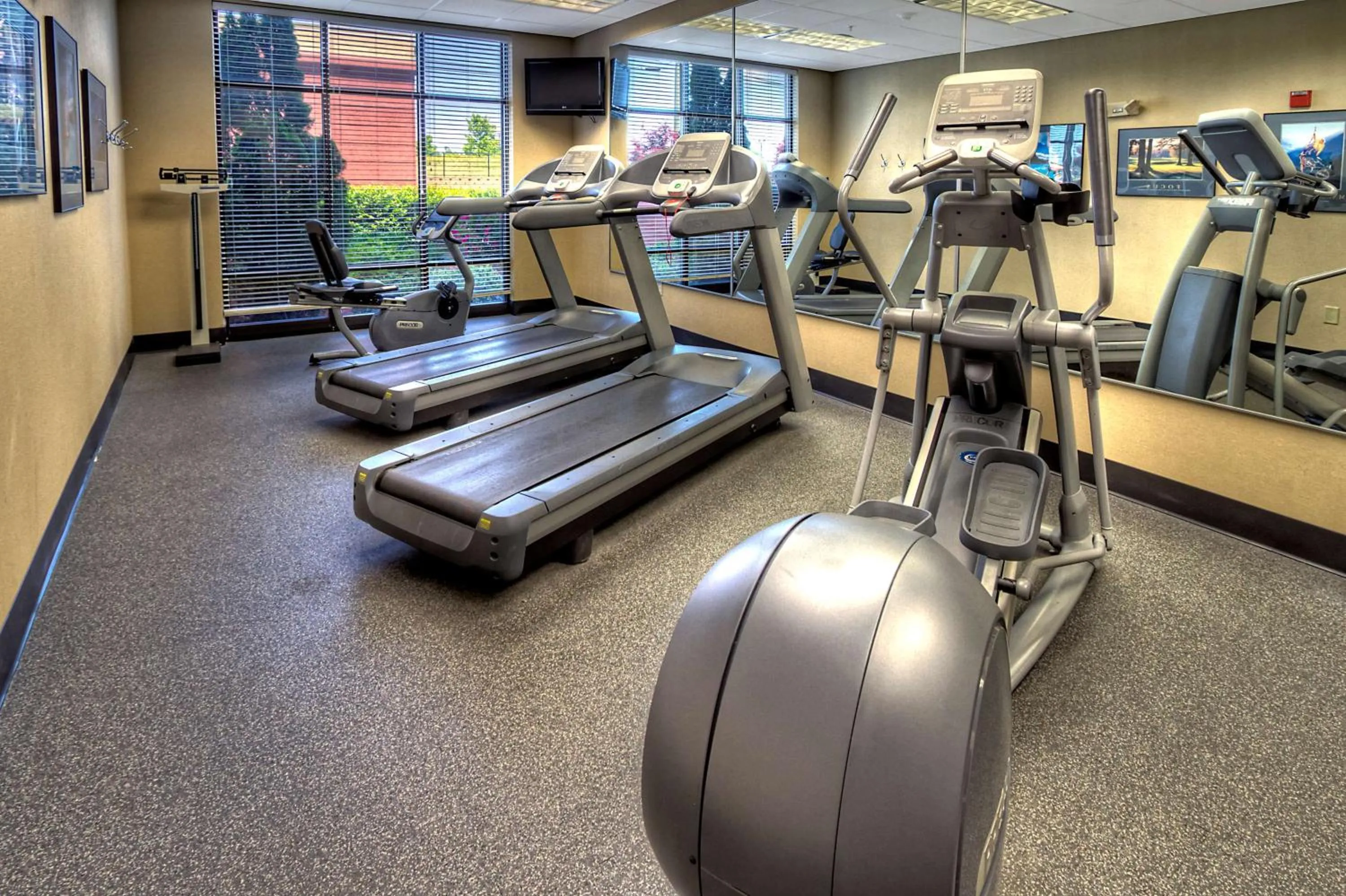 Fitness centre/facilities in Hampton Inn Roanoke Rapids