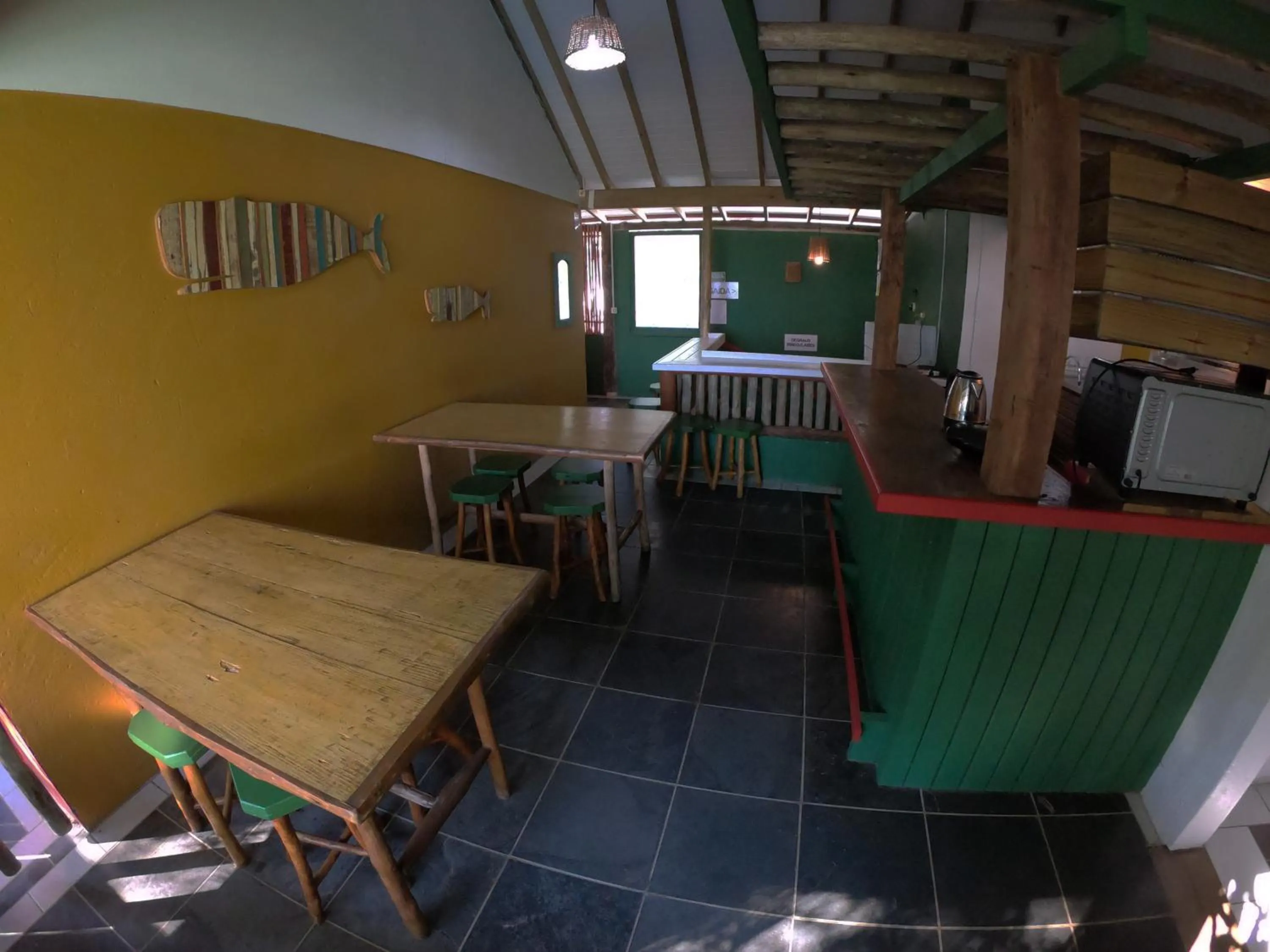 Communal kitchen in Pousada Canoa Azul na Praia da Ferrugem