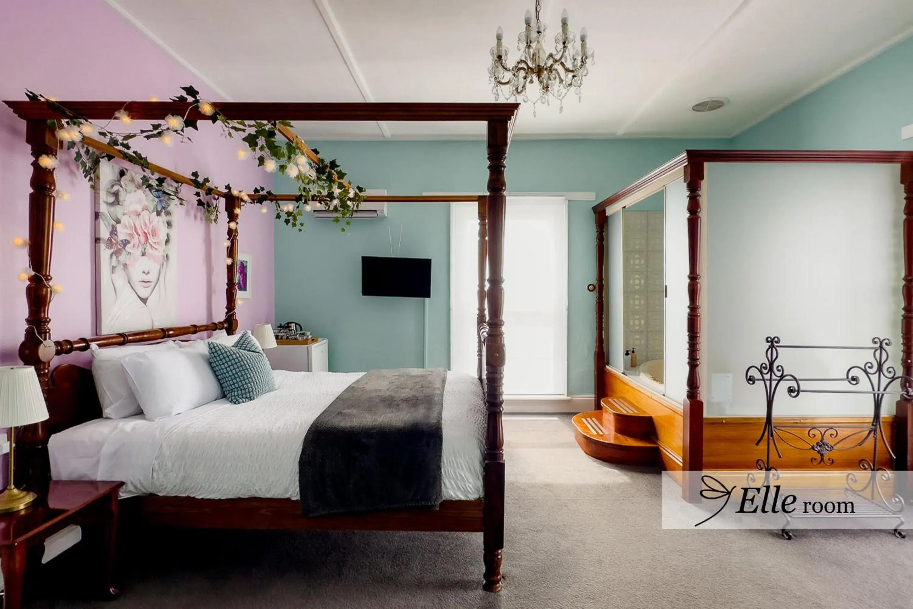 Elle - Deluxe King Room with Spa, upstairs in The Dragonfly Inn Elle - Deluxe King Room with Spa, upstairs in The Dragonfly Inn
