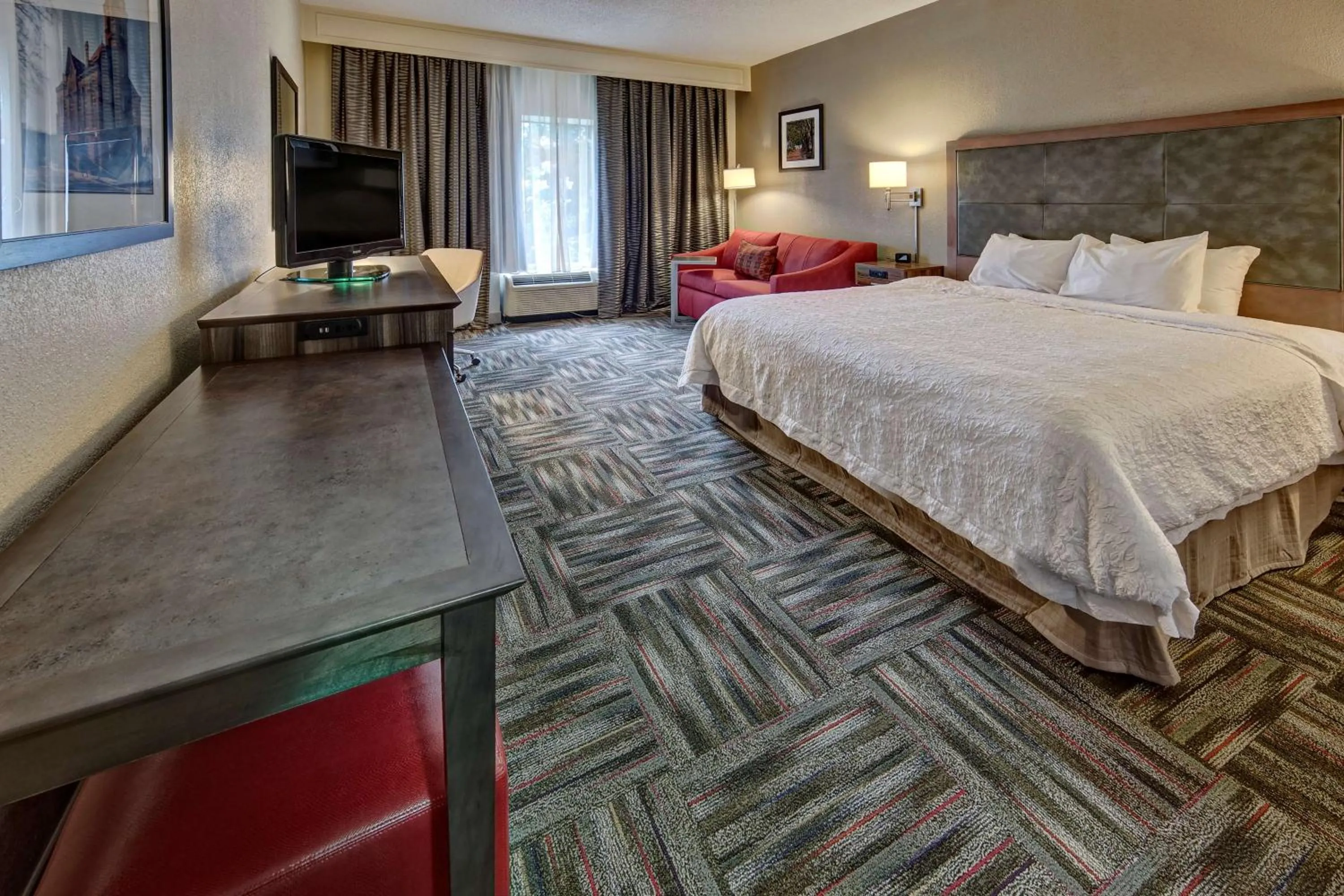 Bed in Hampton Inn Newberry Opera House