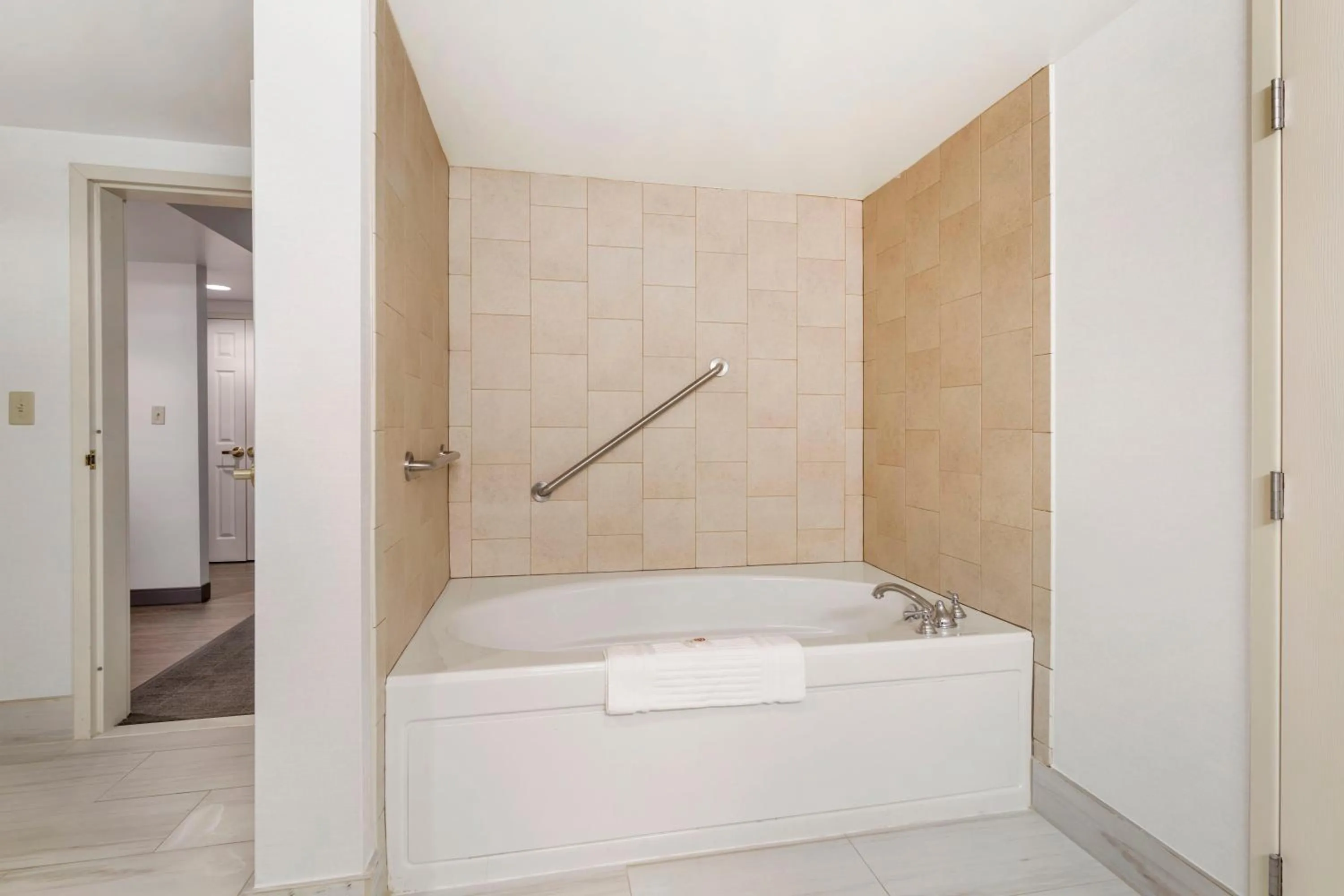 Bath in Comfort Inn & Suites Lake George