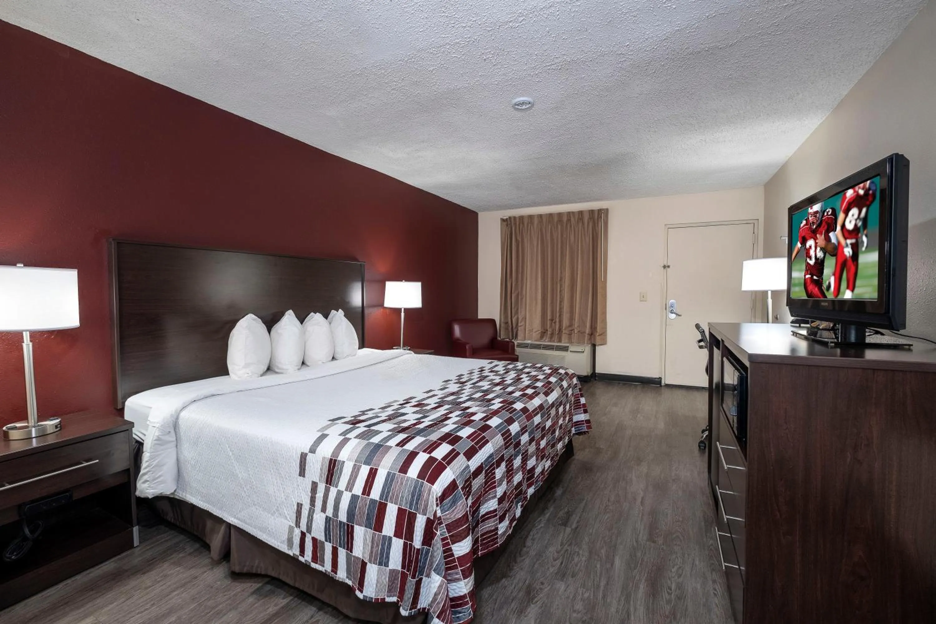 Photo of the whole room in Red Roof Inn Prattville