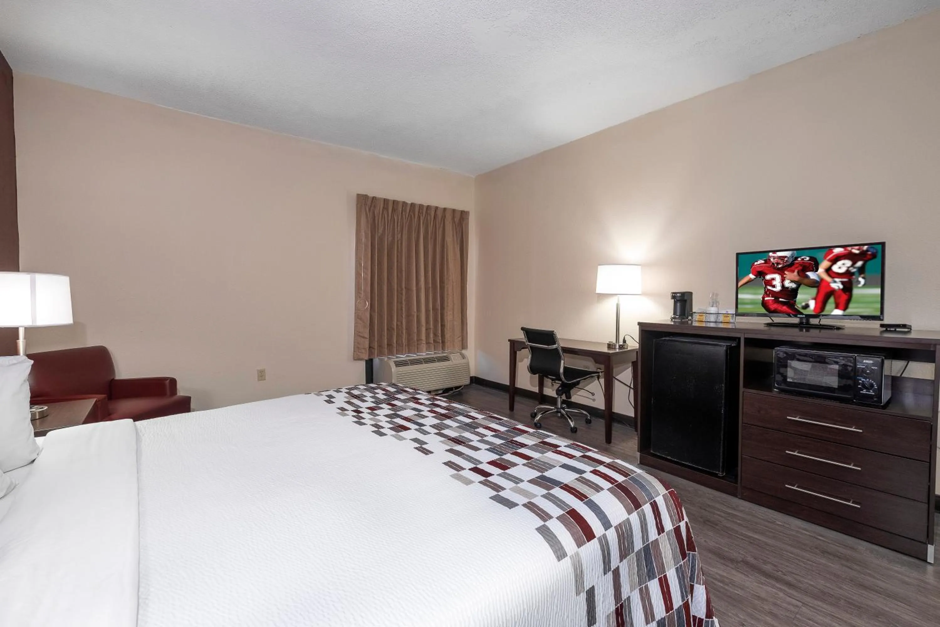 Photo of the whole room in Red Roof Inn Prattville