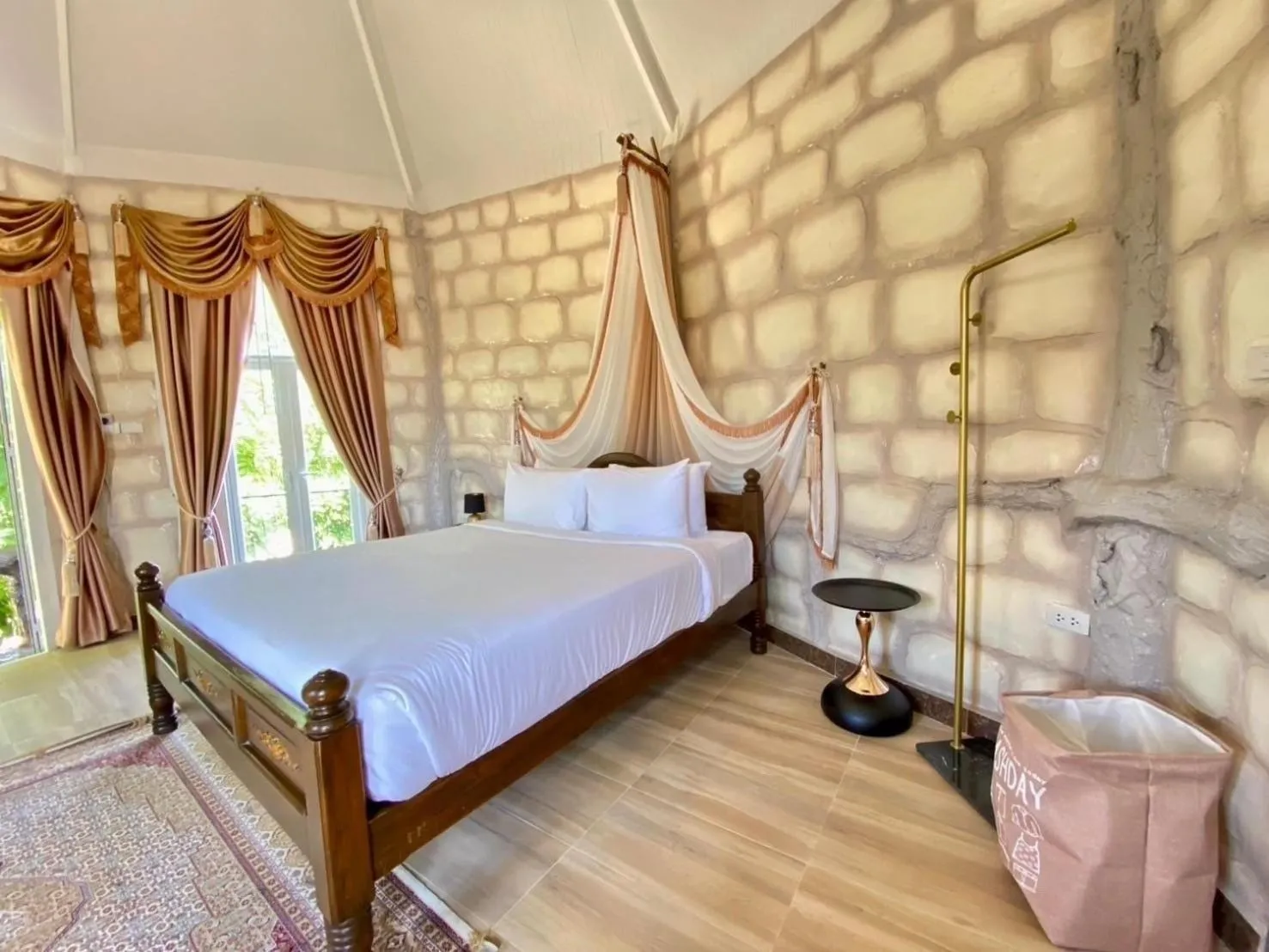 Bed in Sasi Nonthaburi Hotel