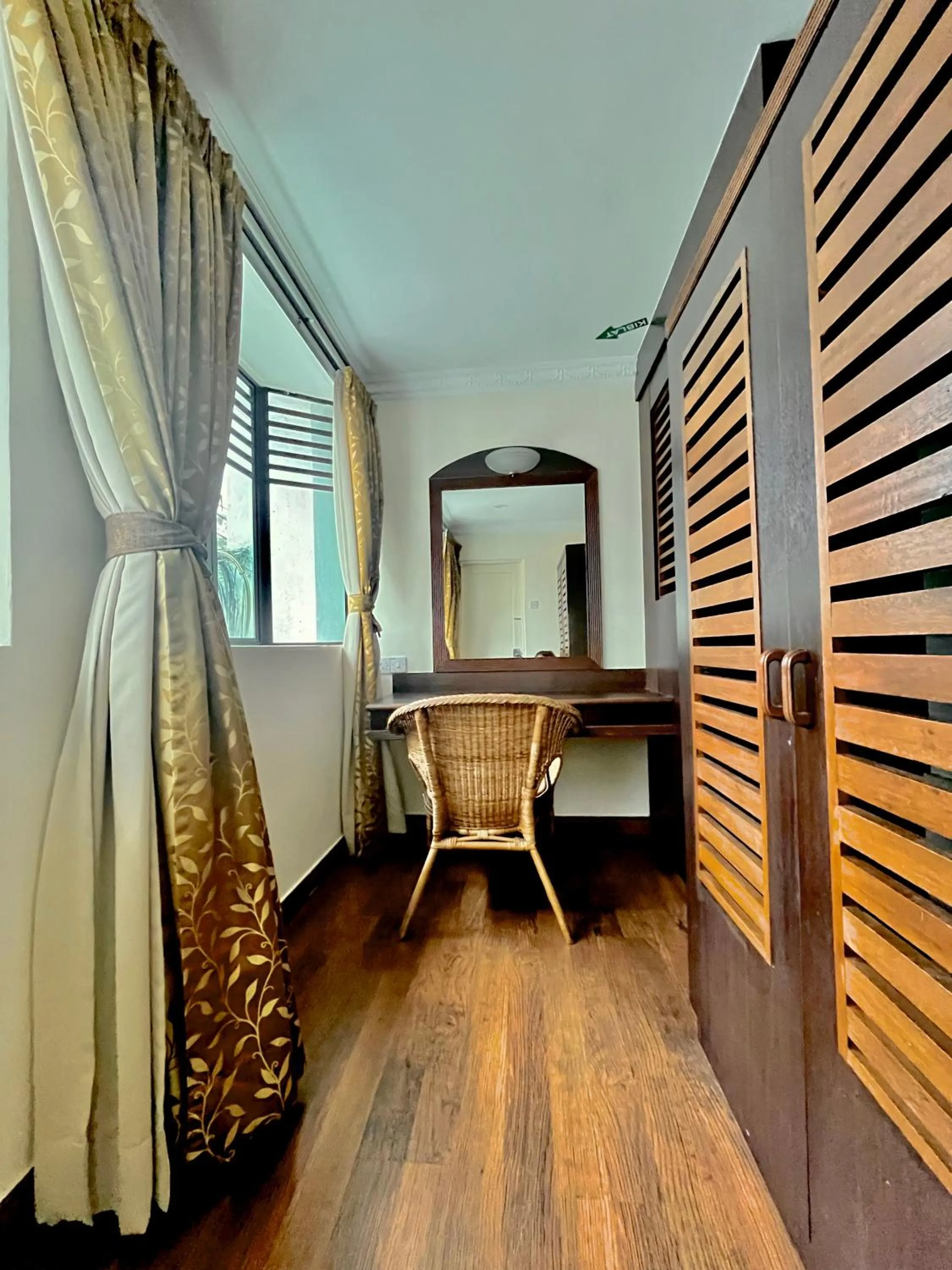 wardrobe, Bed in Melur Inn