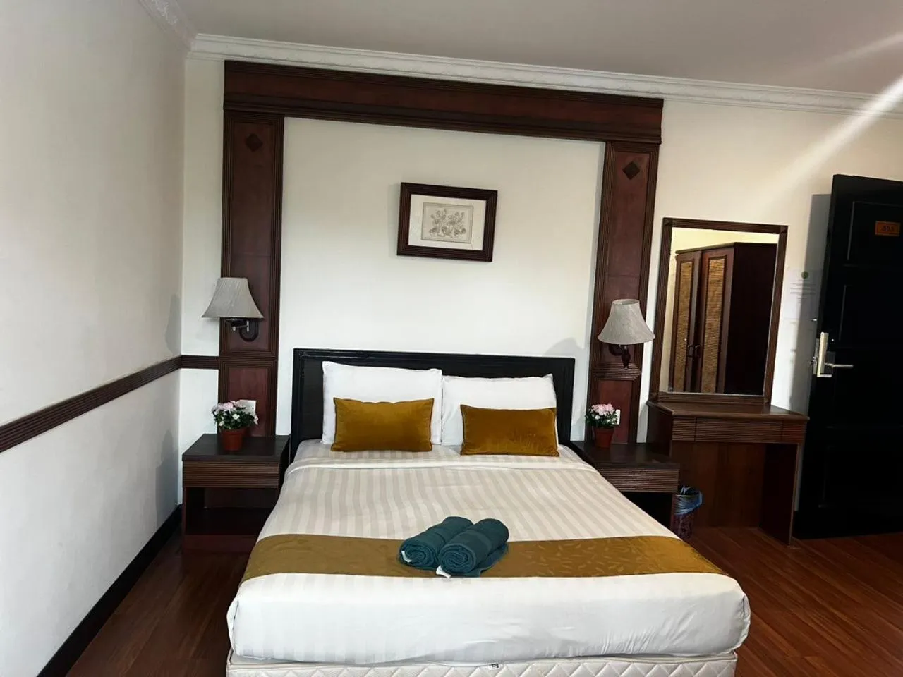 Photo of the whole room, Bed in Melur Inn