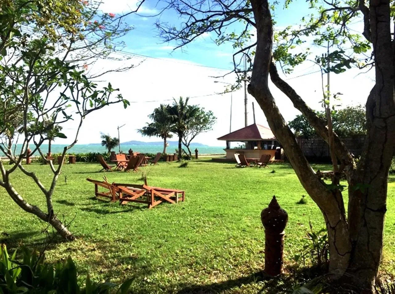 Staff in Ruen Thai Rim Haad