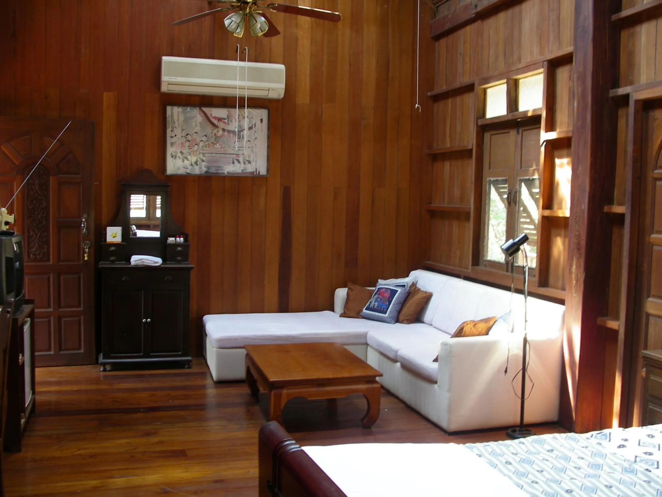 Seating area, Bed in Ruen Thai Rim Haad